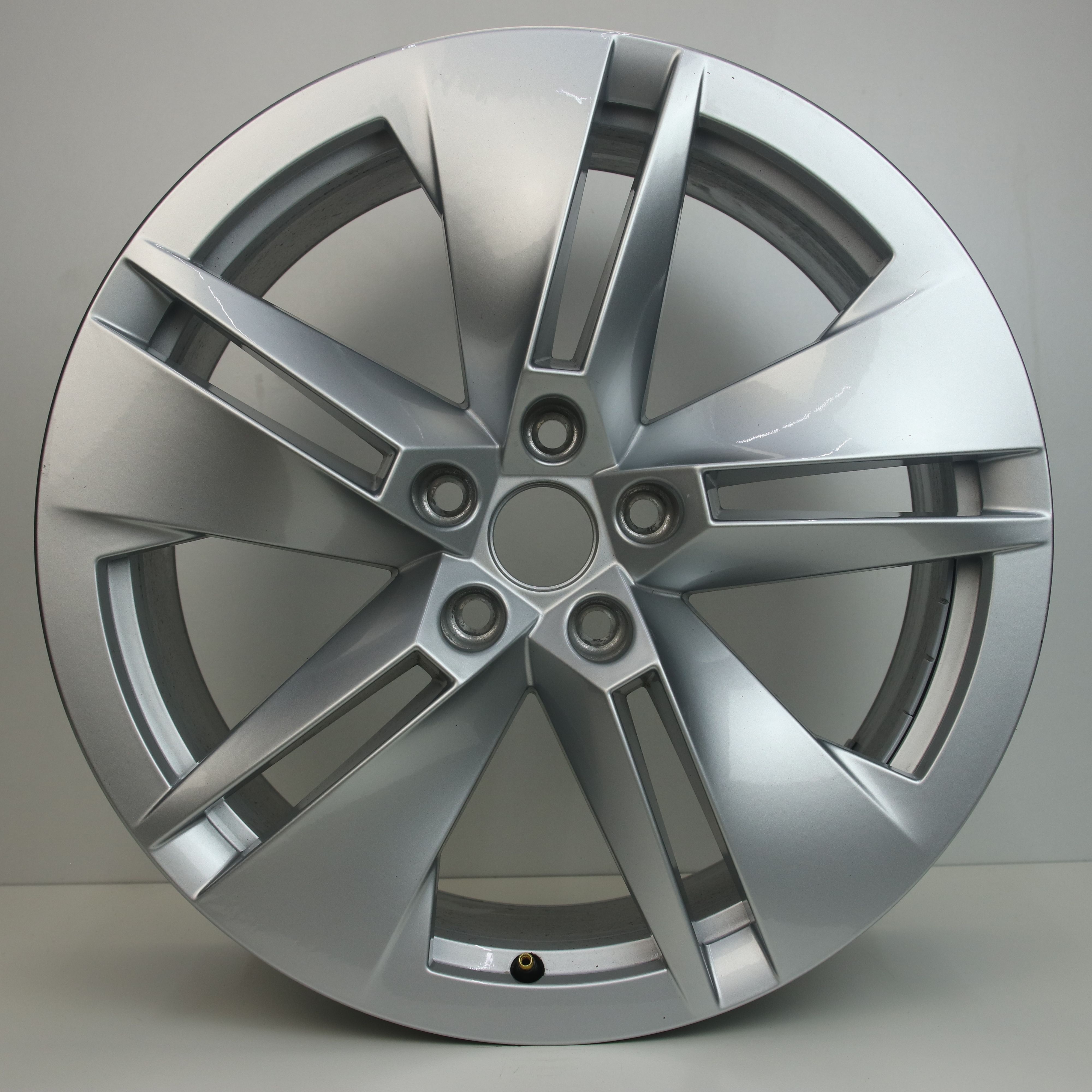 OS1005435 Originele 19 inch lichtmetalen Skoda Enyaq velgen 8.00X19 5X112 ET45.0 NB57.10 Zilver