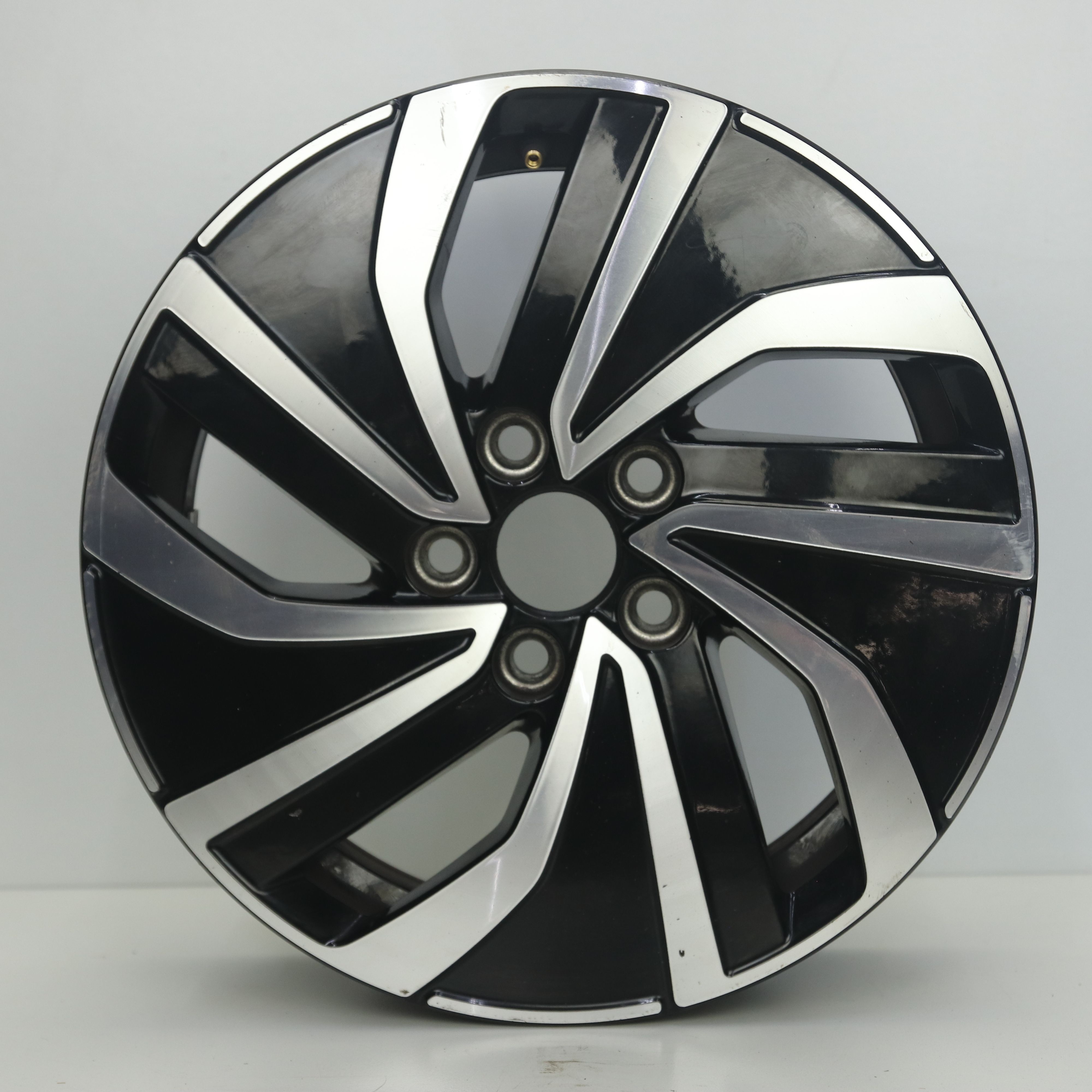 OS1007949 Originele 15 inch lichtmetalen Volkswagen Polo Essex velgen 5.50X15 5X100 ET40.0 NB57.10 Zwart gepolijst