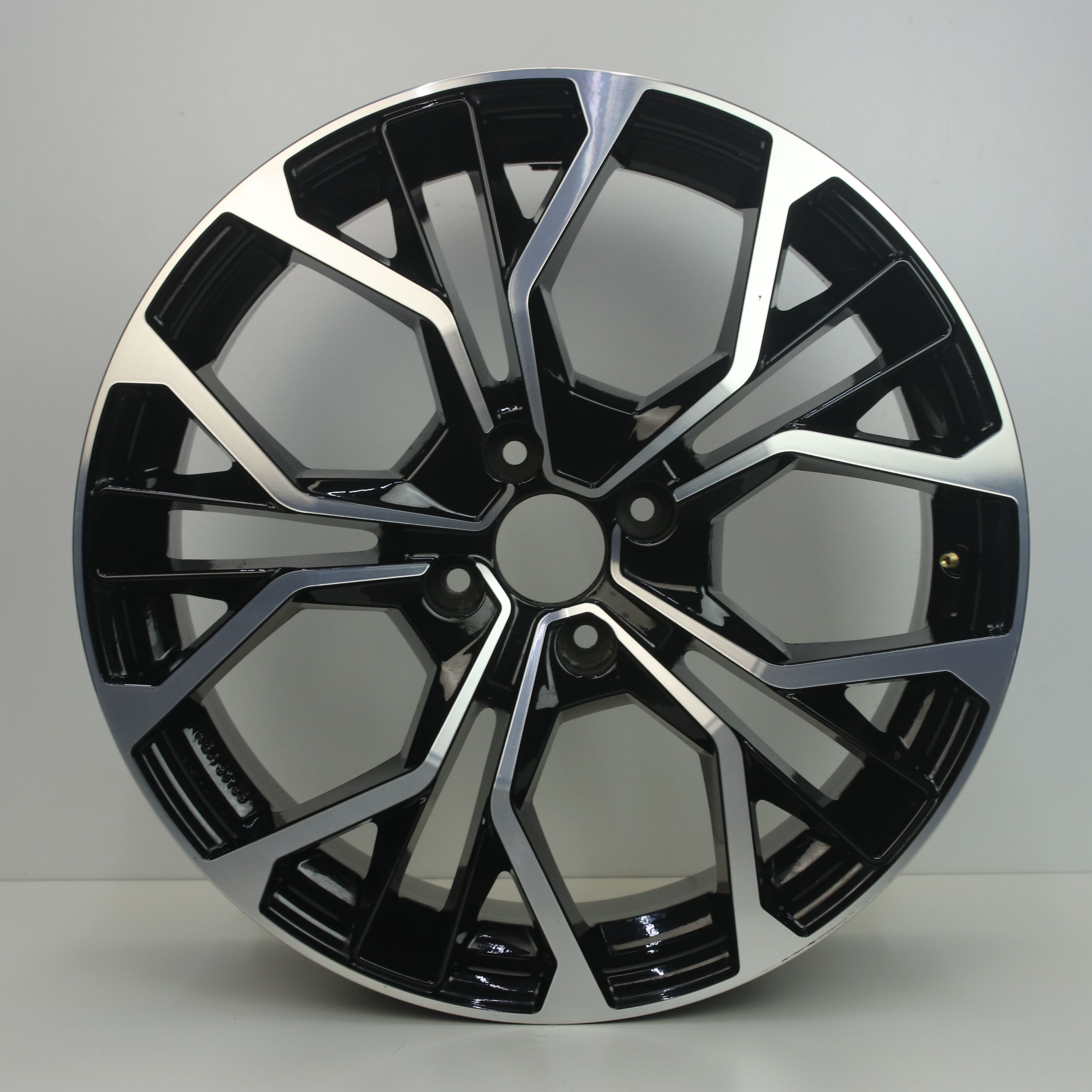 IN1002934 Set 18 inch lichtmetalen GMP Matisse velgen 7.50X18 4X108 ET35.0 NB65.10 Zwart gepolijst
