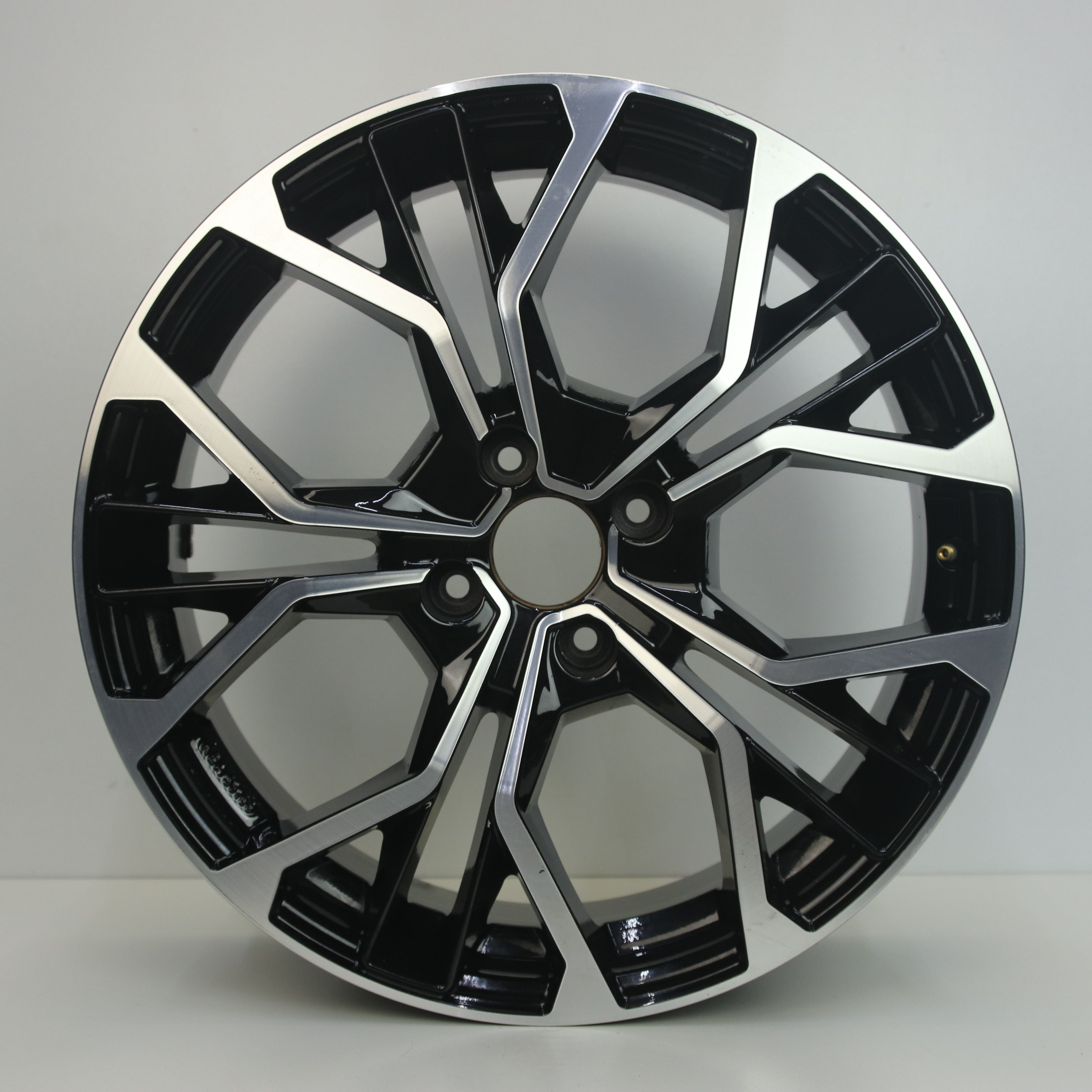 IN1002904 Set 18 inch lichtmetalen GMP Matisse velgen 7.50X18 4X108 ET35.0 NB65.10 Zwart gepolijst