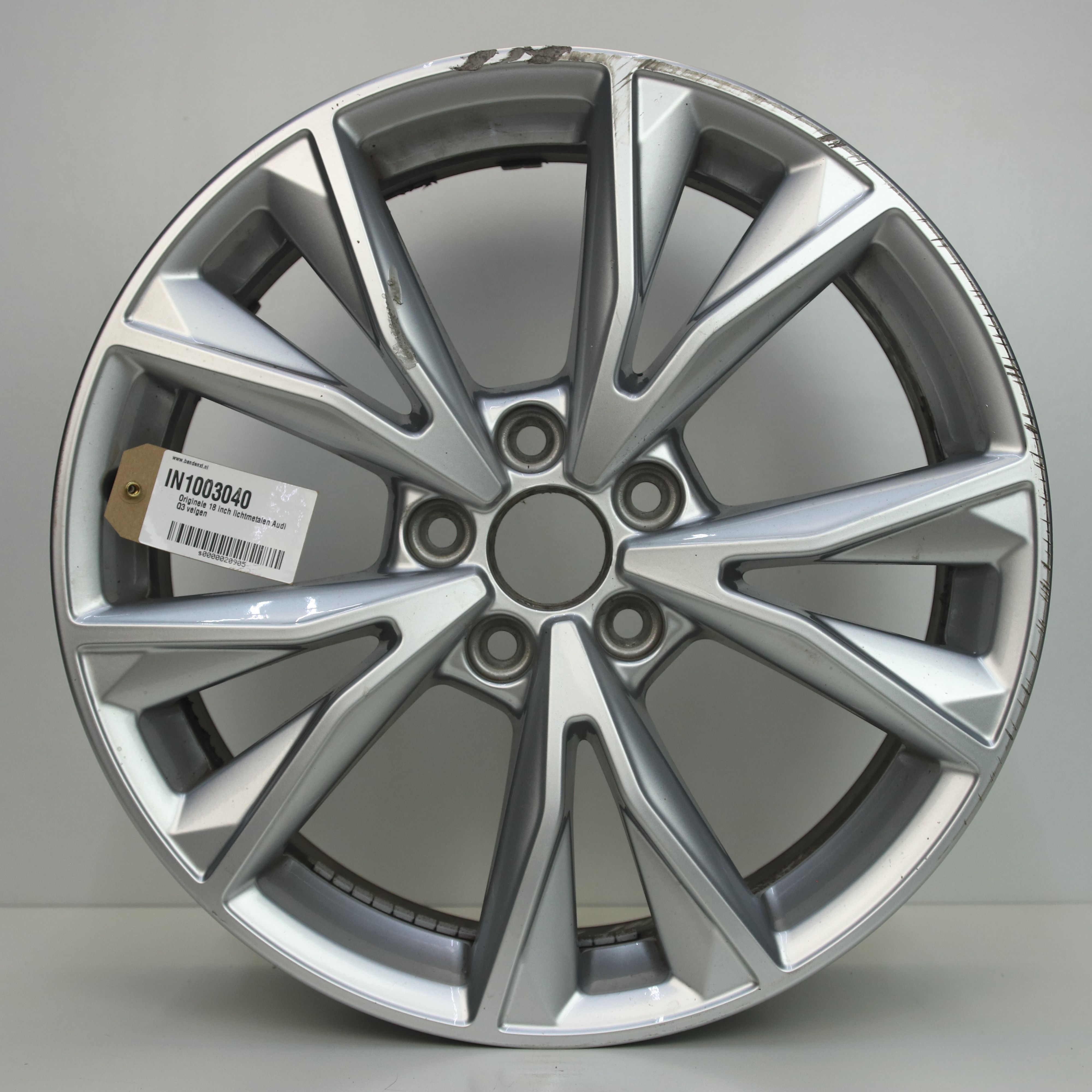 IN1003040 Originele 18 inch lichtmetalen Audi Q3 velgen 7.00X18 5X112 ET43.0 NB57.10 Zilver