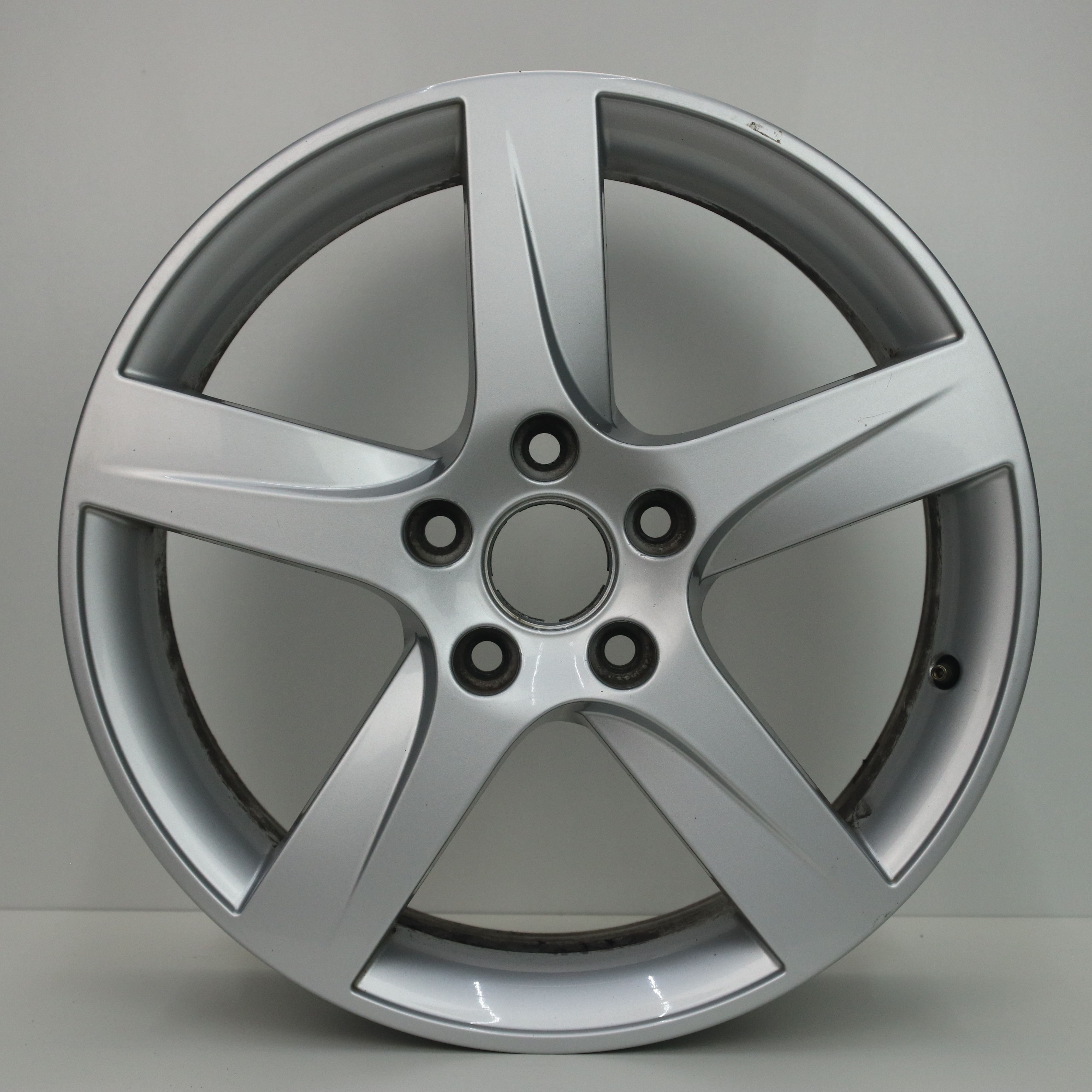IN1001764 Originele 17 inch lichtmetalen Seat Leon velgen 7.00X17 5X112 ET54.0 NB57.10 Zilver
