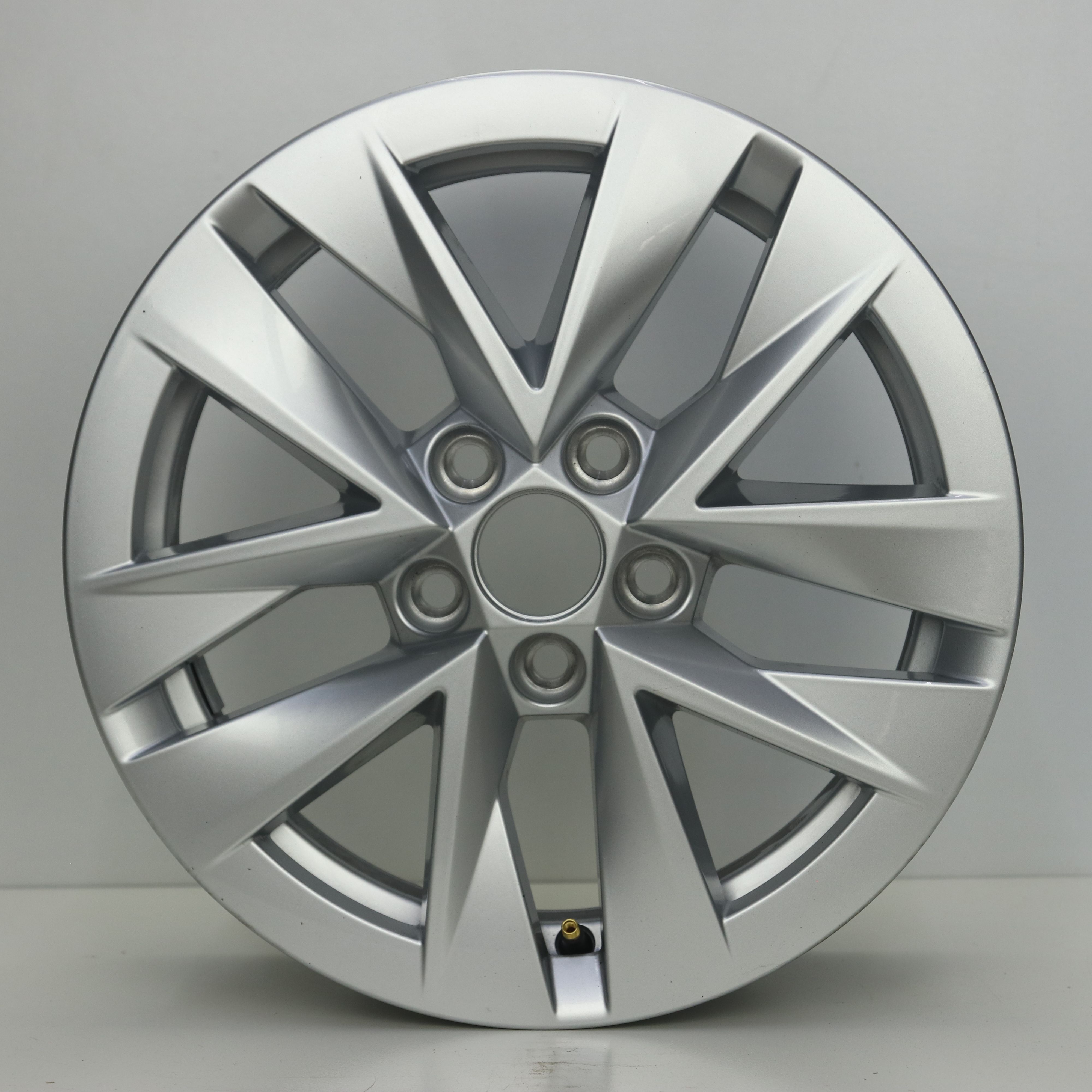 OS1007948 Originele 15 inch lichtmetalen Skoda velgen 5.50X15 5X100 ET40.0 NB57.10 Zilver