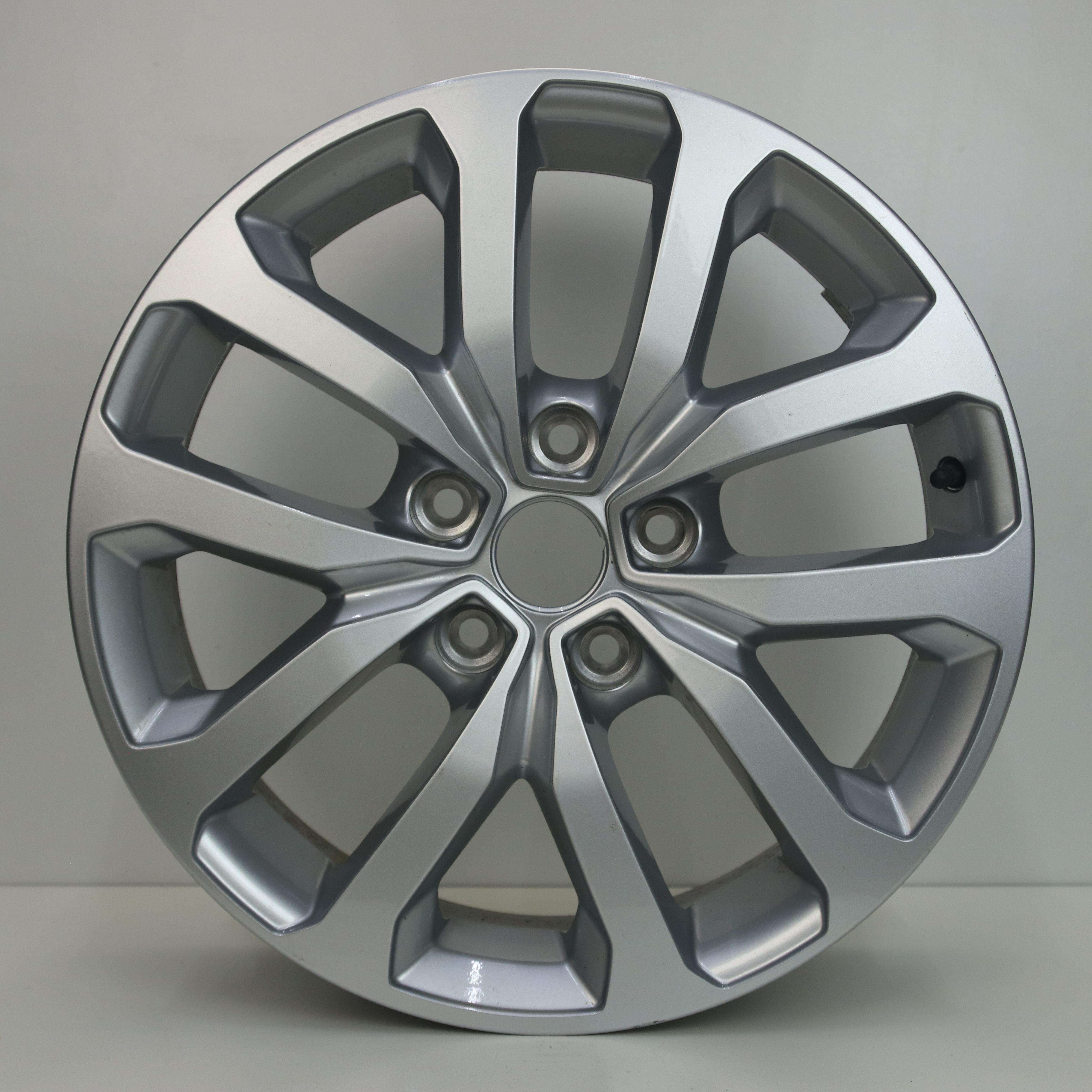 OS1005550 Originele 17 inch lichtmetalen Renault Kadjar velgen 7.00X17 5X114.3 ET40.0 NB66.10 Zilver