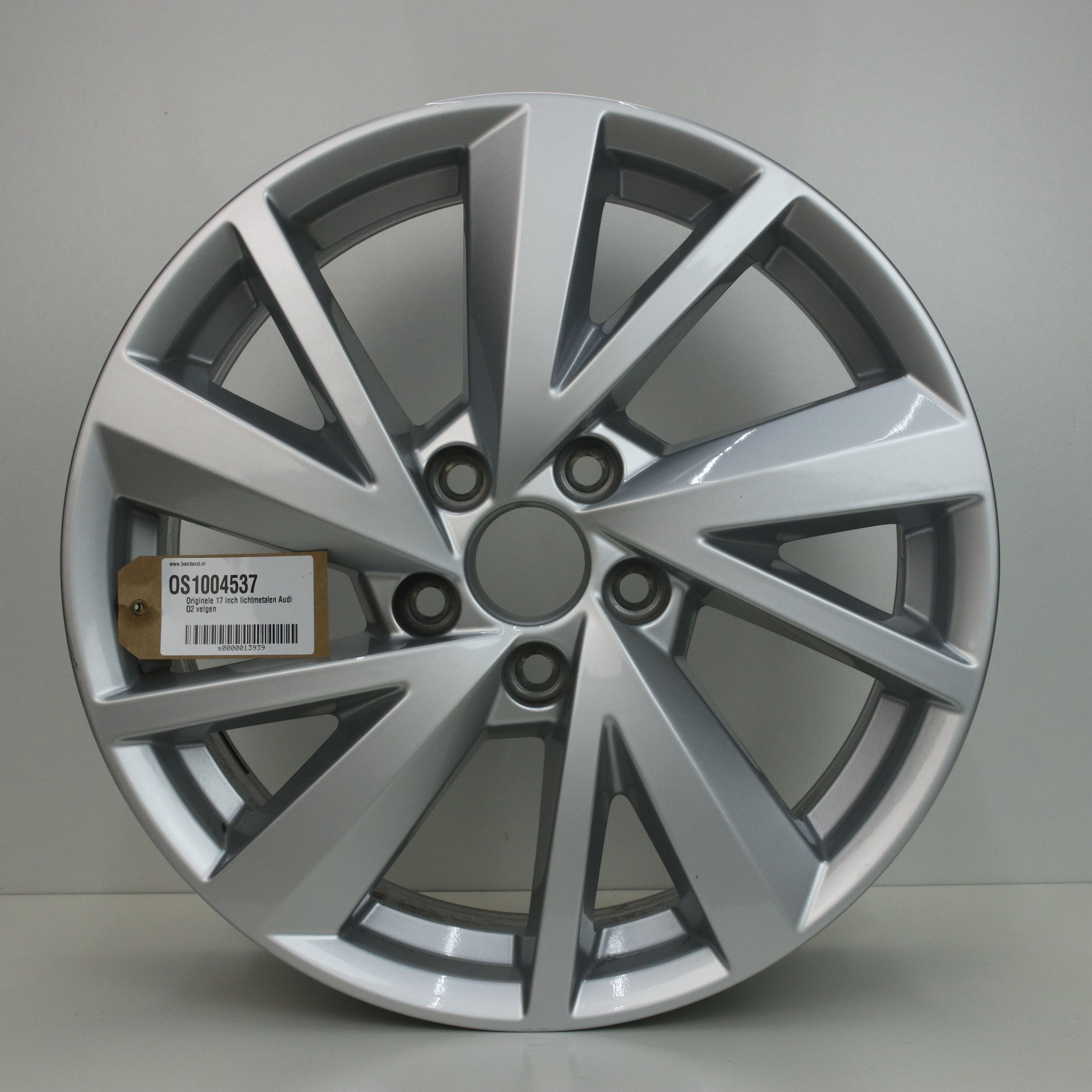 OS1004537 Originele 17 inch lichtmetalen Audi Q2 velgen 7.00X17 5X112 ET45.0 NB57.10 Zilver