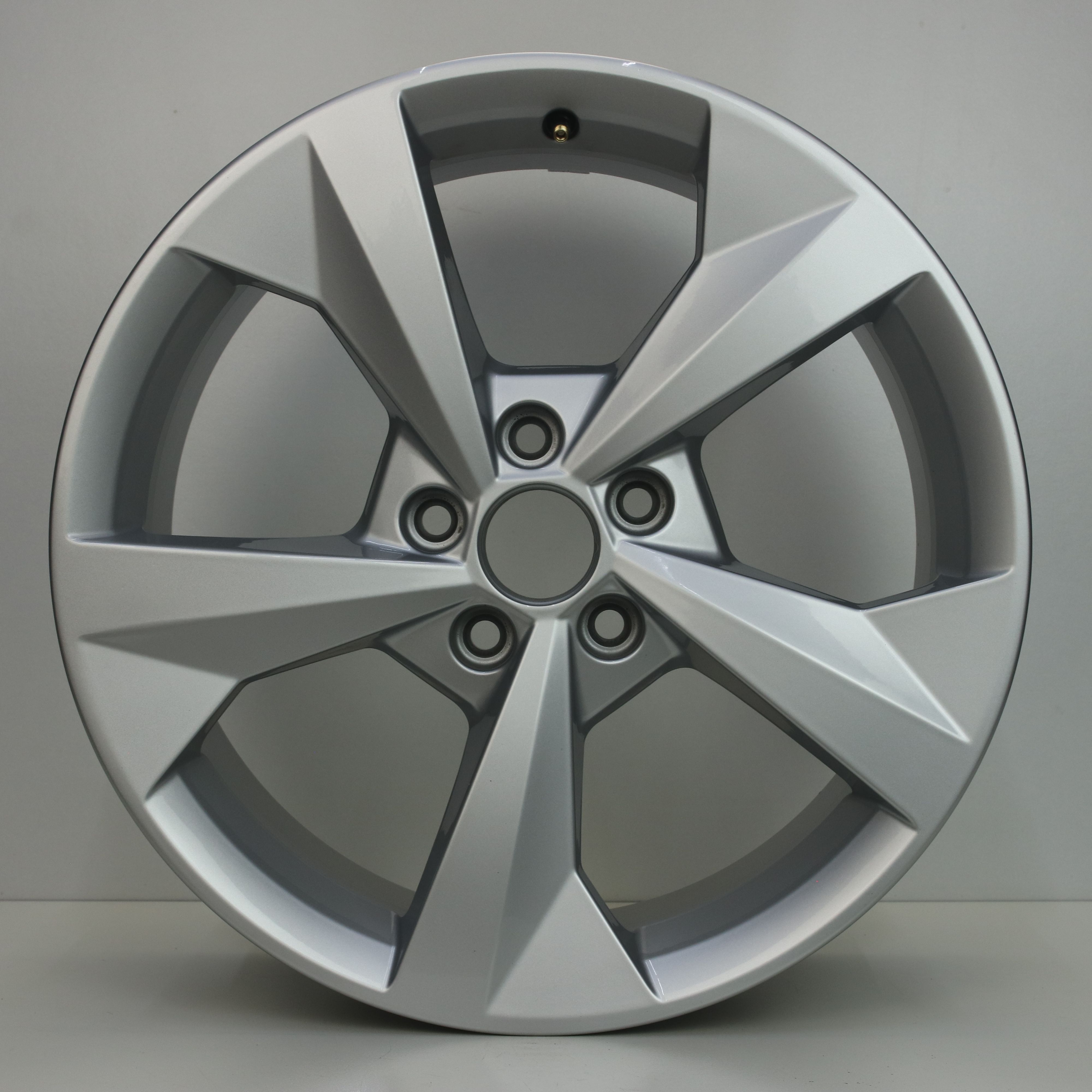 OS1007148 Originele 18 inch lichtmetalen Audi A3 velgen 8.00X18 5X112 ET46.0 NB57.10 Zilver