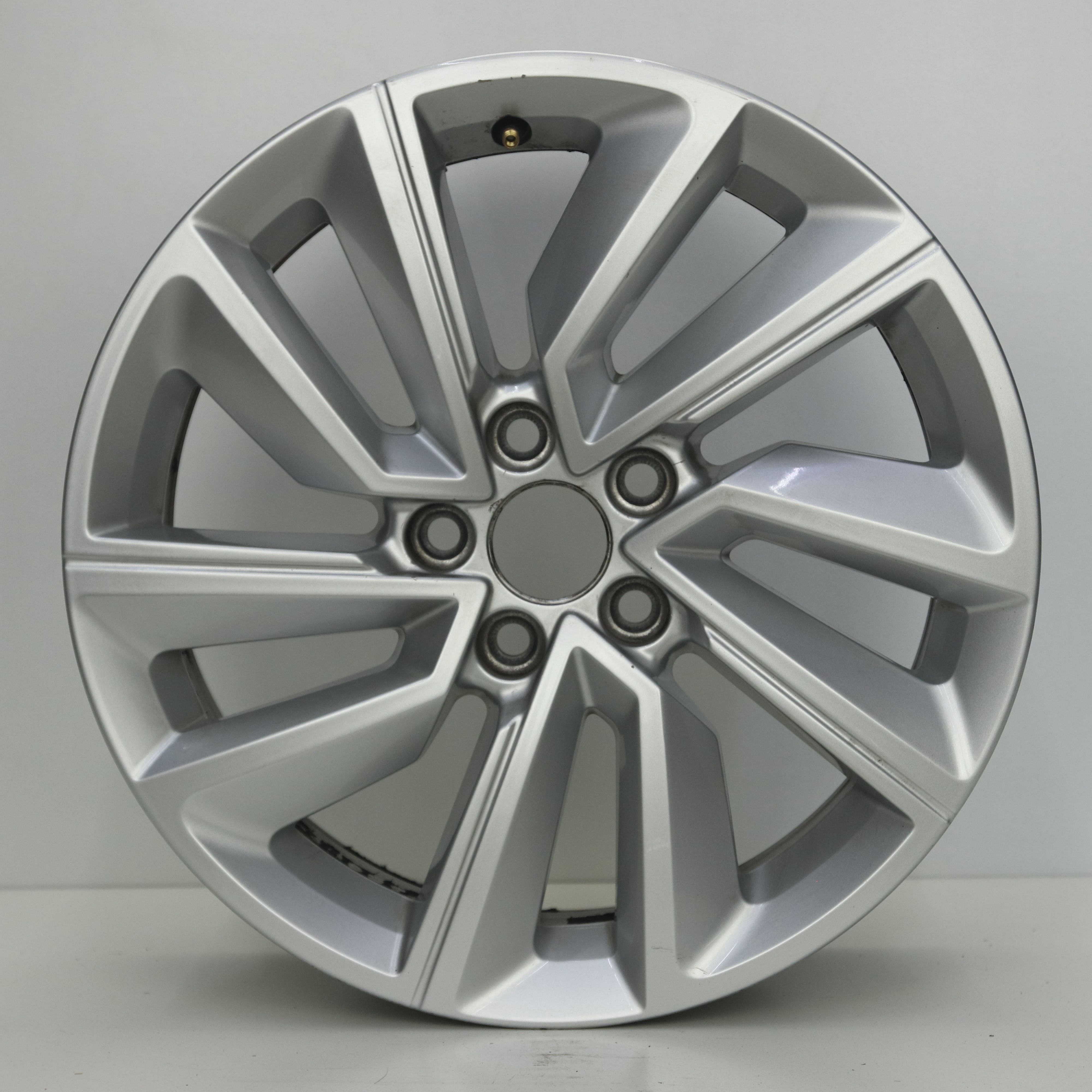 IN1003180 Originele 16 inch lichtmetalen Volkswagen T-Cross Taigo velgen 6.00X16 5X100 ET35.0 NB57.10 Zilver