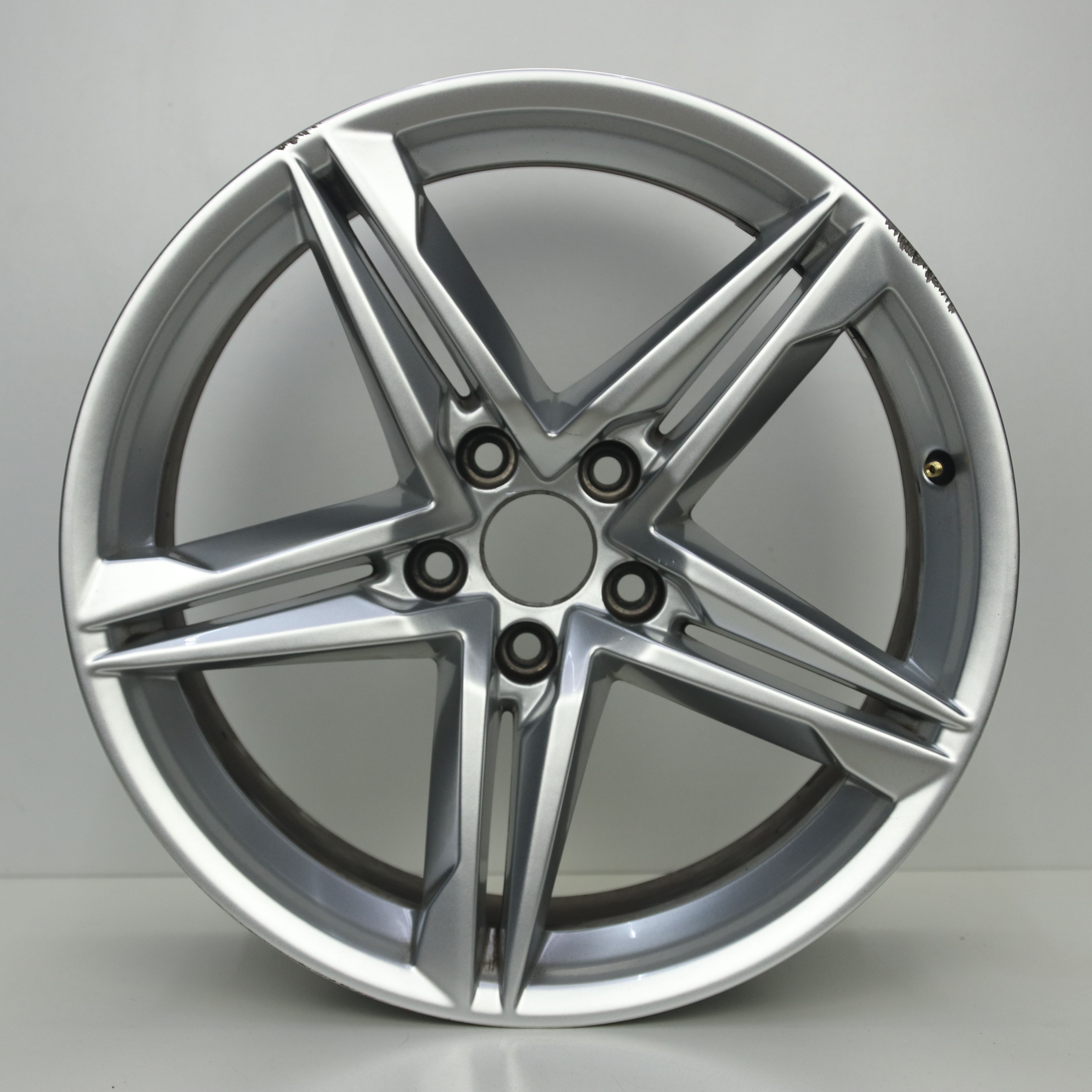 IN1003165 Originele 18 inch lichtmetalen Audi A5 velgen 8.50X18 5X112 ET29.0 NB66.50 Zilver