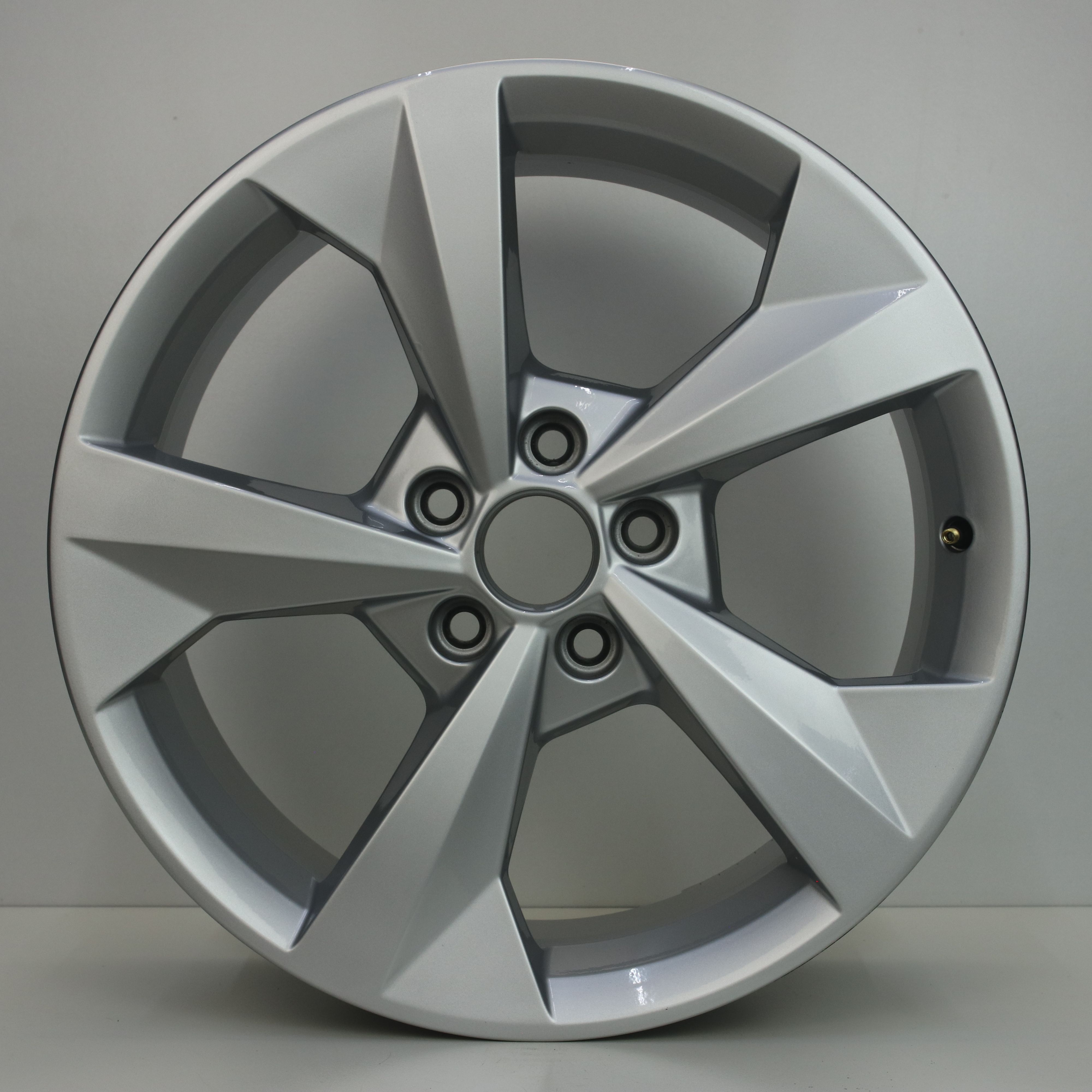 OS1007143 Originele 18 inch lichtmetalen Audi A3 velgen 8.00X18 5X112 ET46.0 NB57.10 Zilver