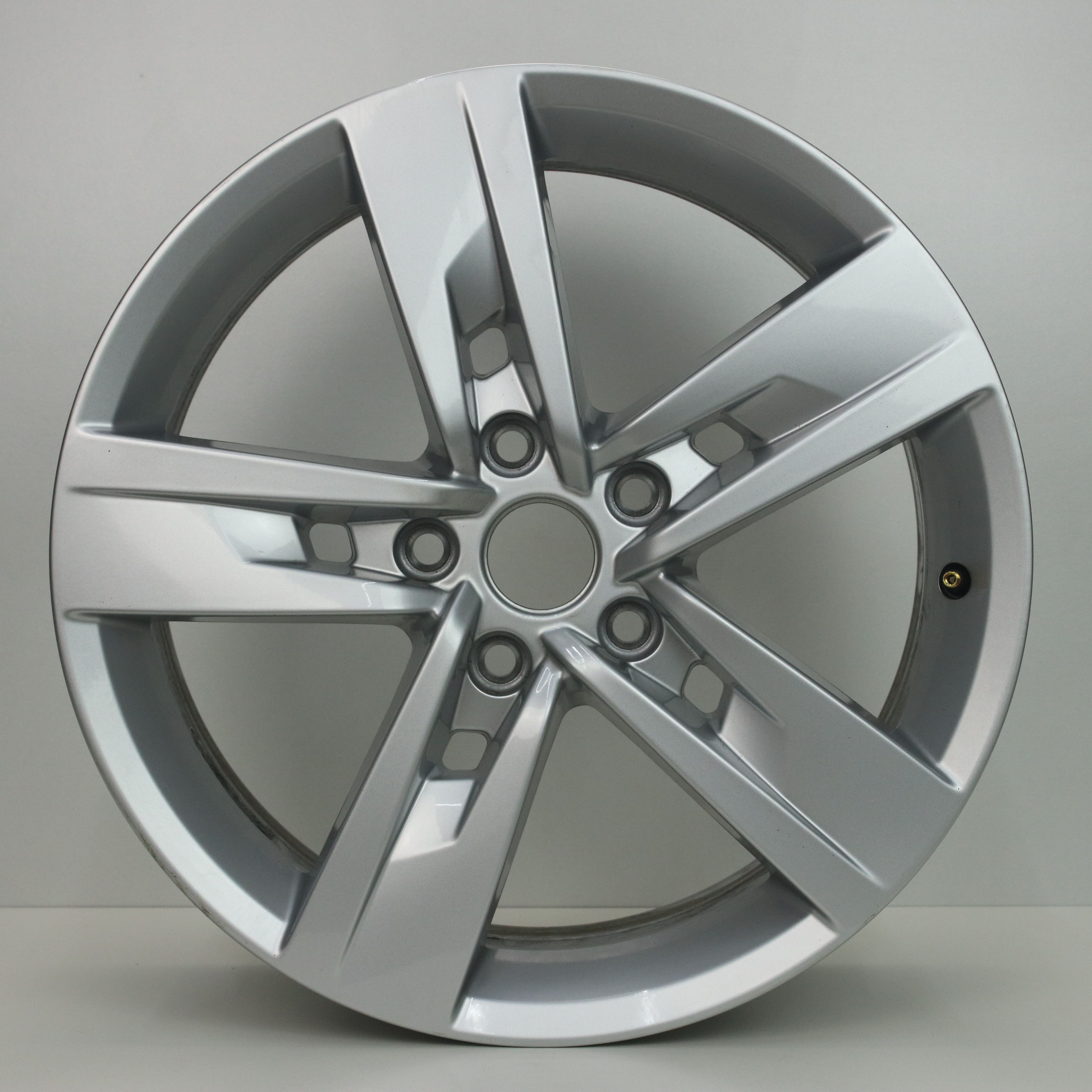 OS1002469 Originele 17 inch lichtmetalen Seat Leon velgen 7.00X17 5X112 ET49.0 NB57.10 Zilver
