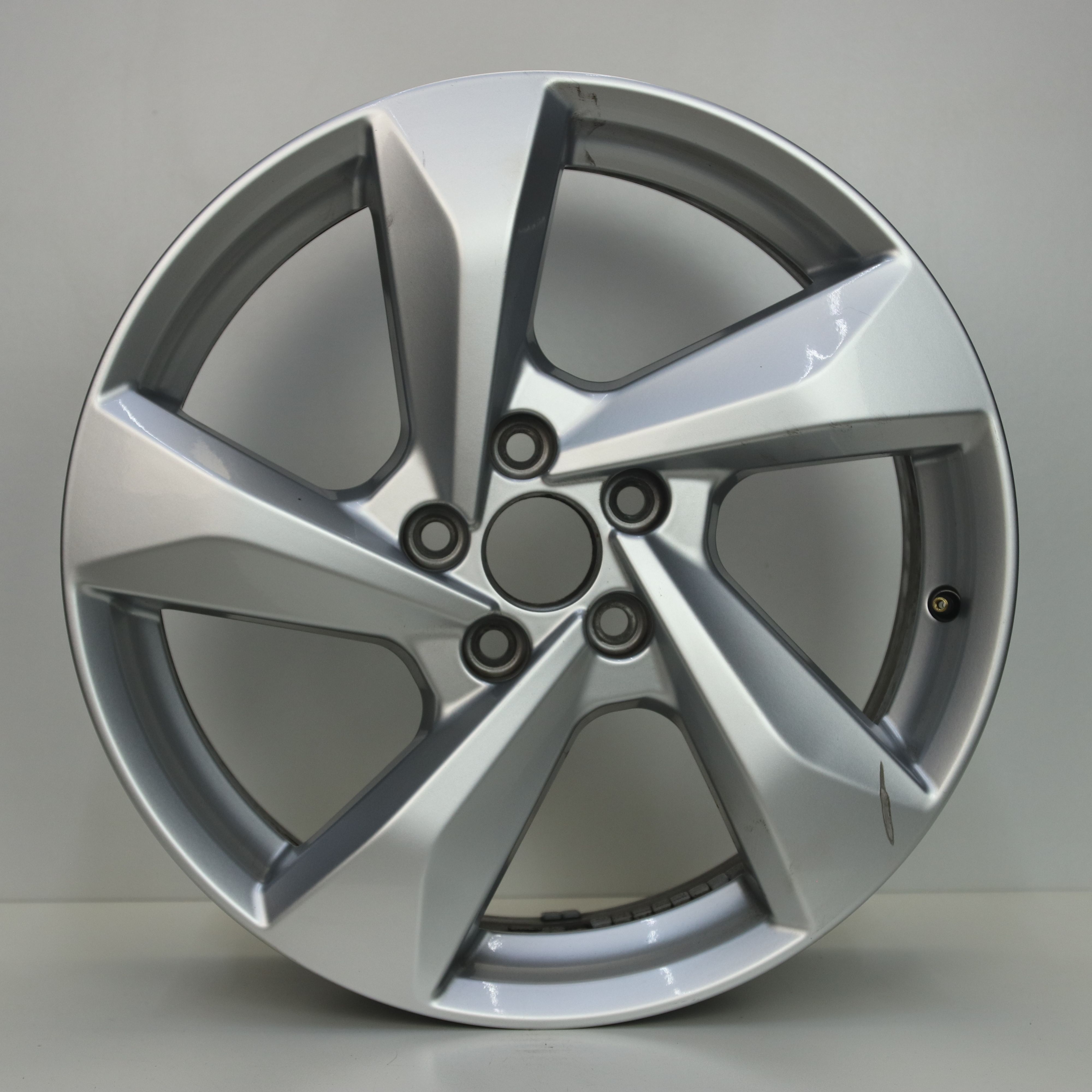 IN1003043 Originele 18 inch lichtmetalen Audi Q3 velgen 7.00X18 5X112 ET43.0 NB57.10 Zilver