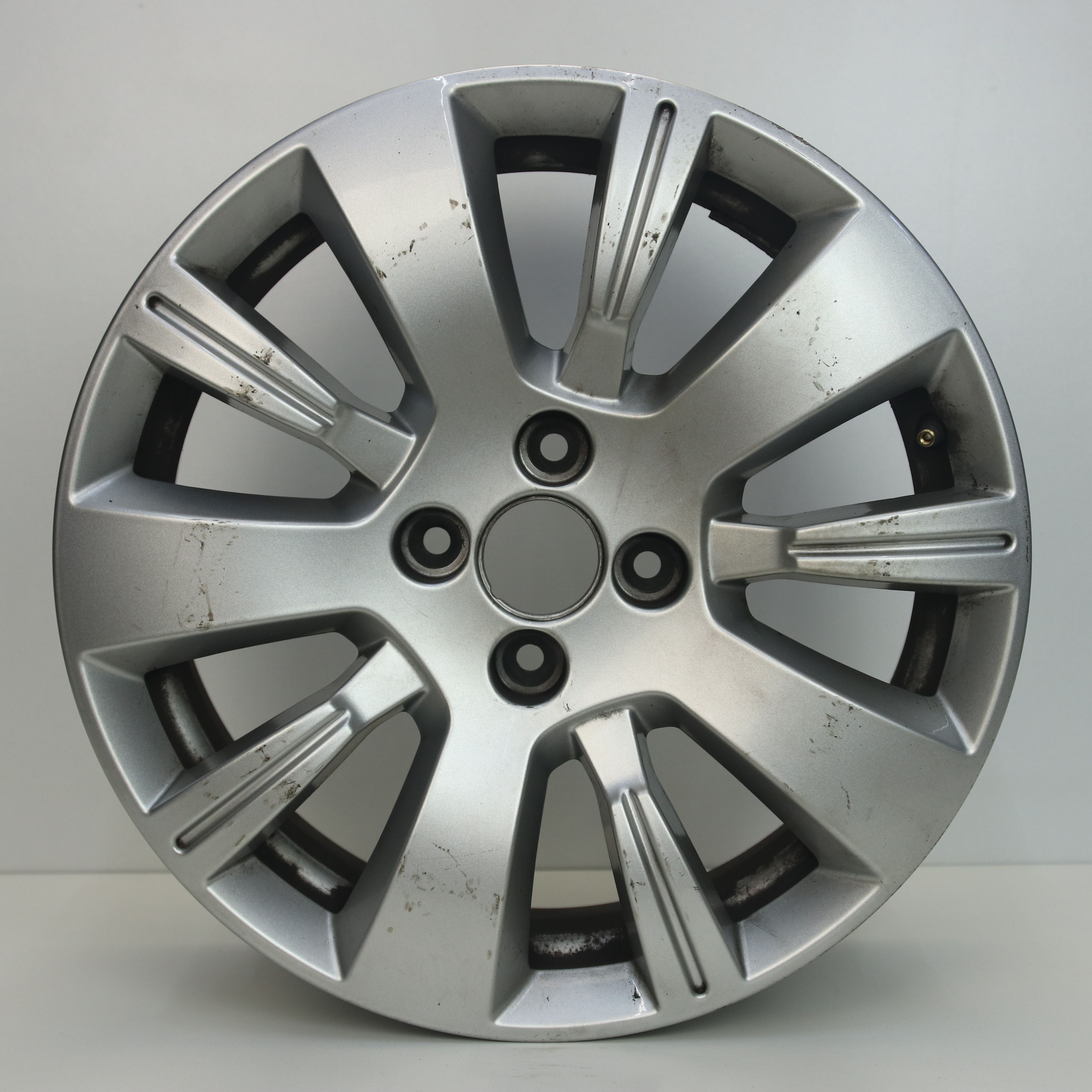 OS1005901 Originele 16 inch lichtmetalen Renault Captur velgen 6.50X16 4X100 ET40.0 NB60.10 Zilver