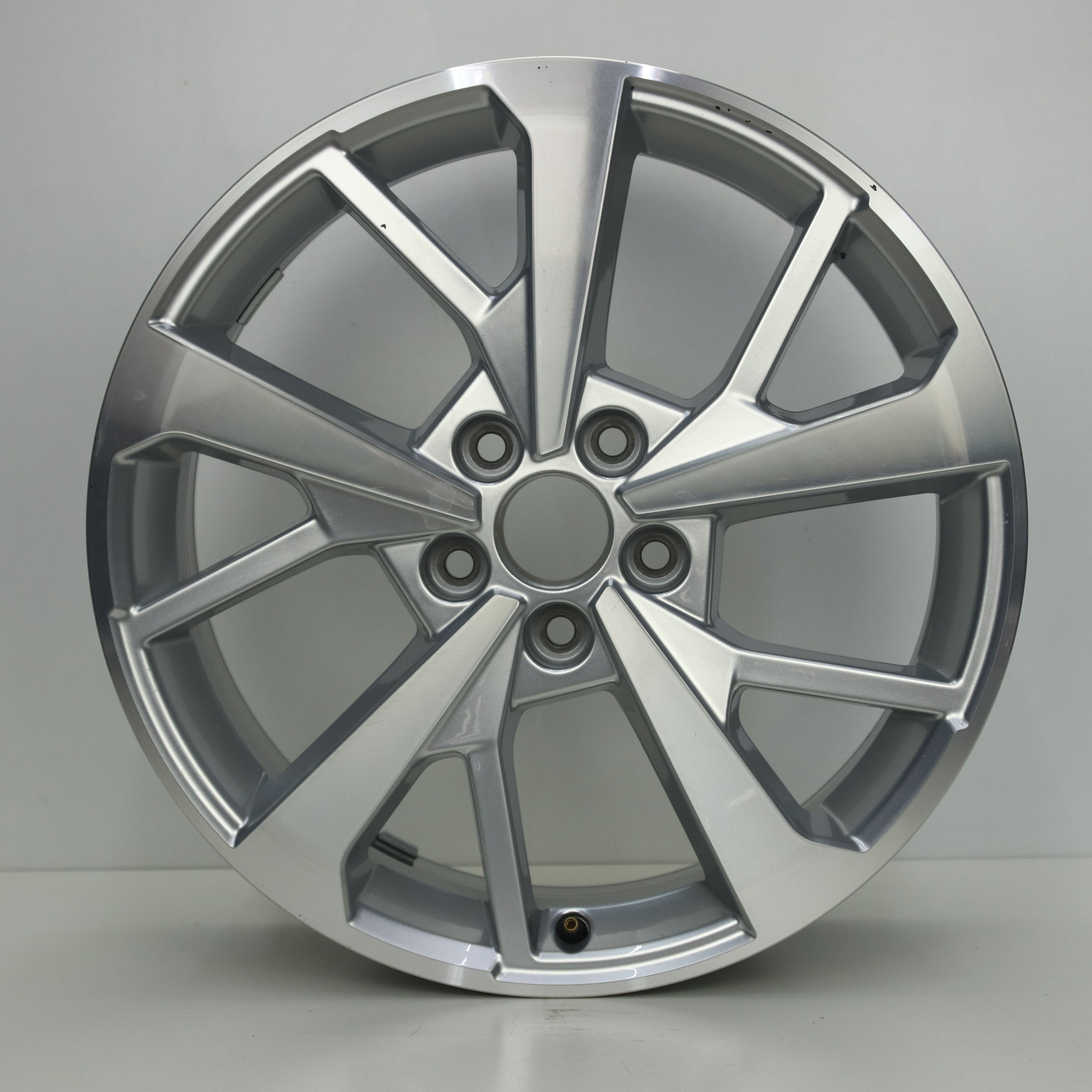 OS1007899 Originele 18 inch lichtmetalen Audi Q3 velgen 7.00X18 5X112 ET43.0 NB57.10 Zilver gepolijst