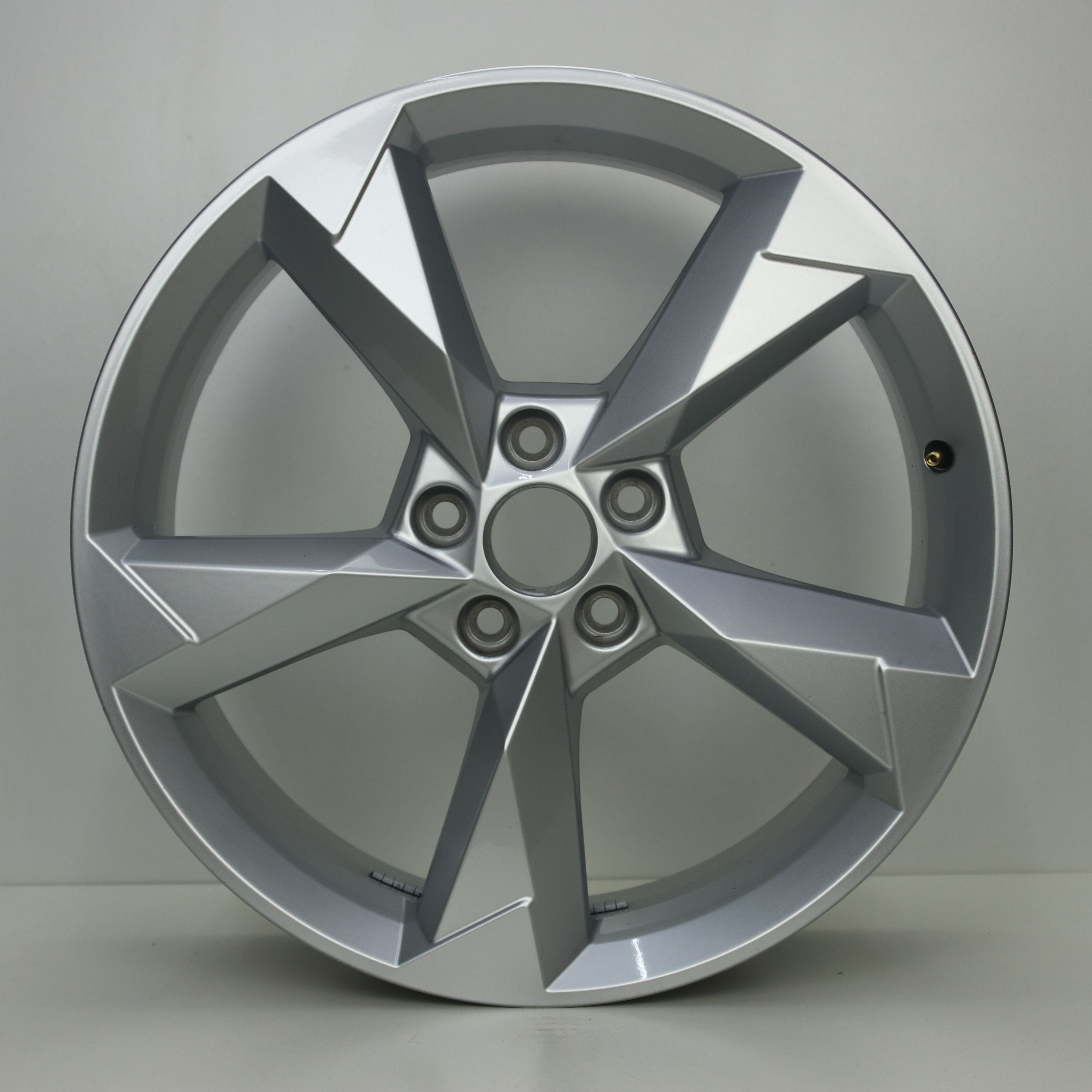 OS1007649 Originele 19 inch lichtmetalen Audi Q3 velgen 7.00X19 5X112 ET43.0 NB57.10 Zilver