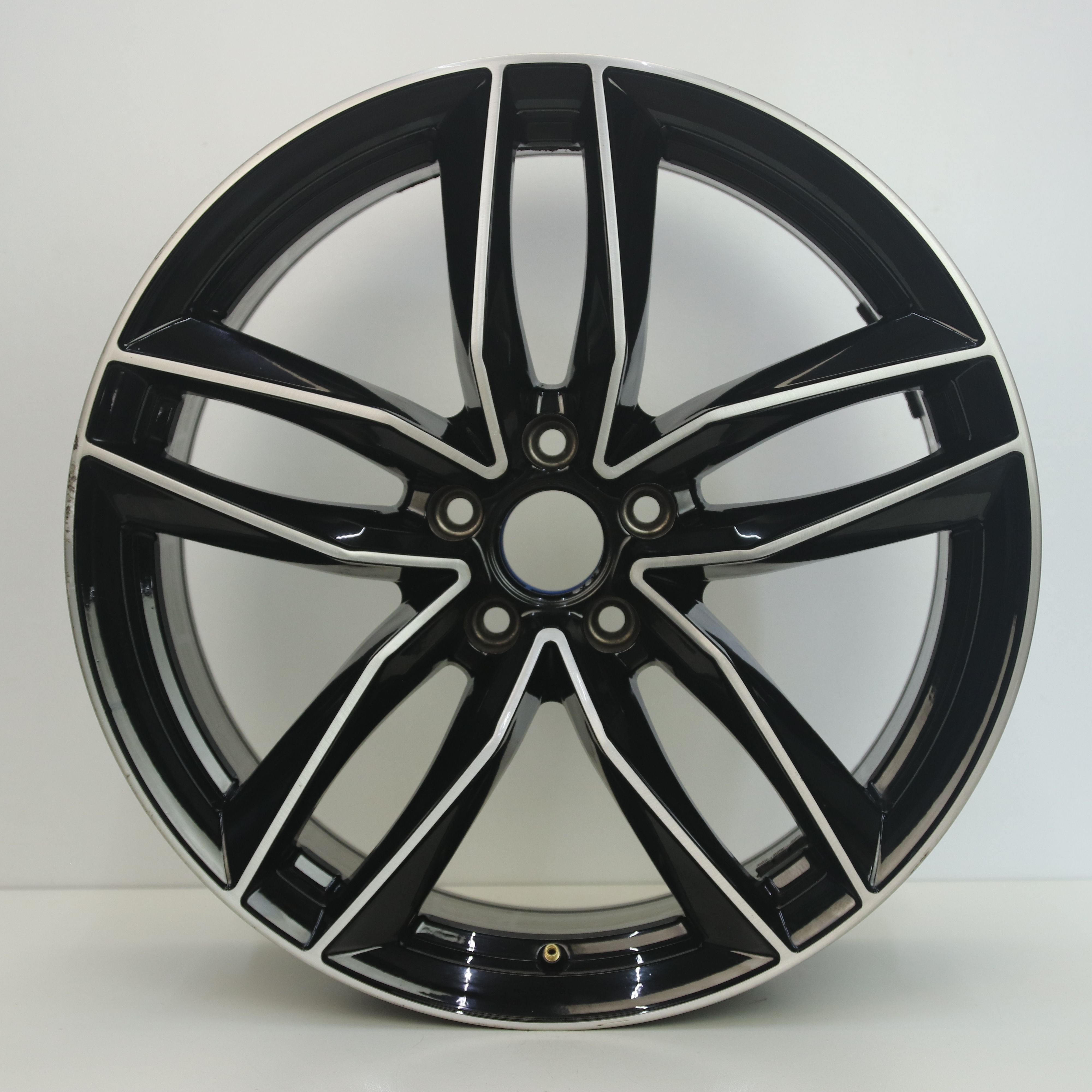 IN1002939 Set 19 inch lichtmetalen Tam velgen 8.50X19 5X112 ET25.0 NB66.60 Zwart gepolijst