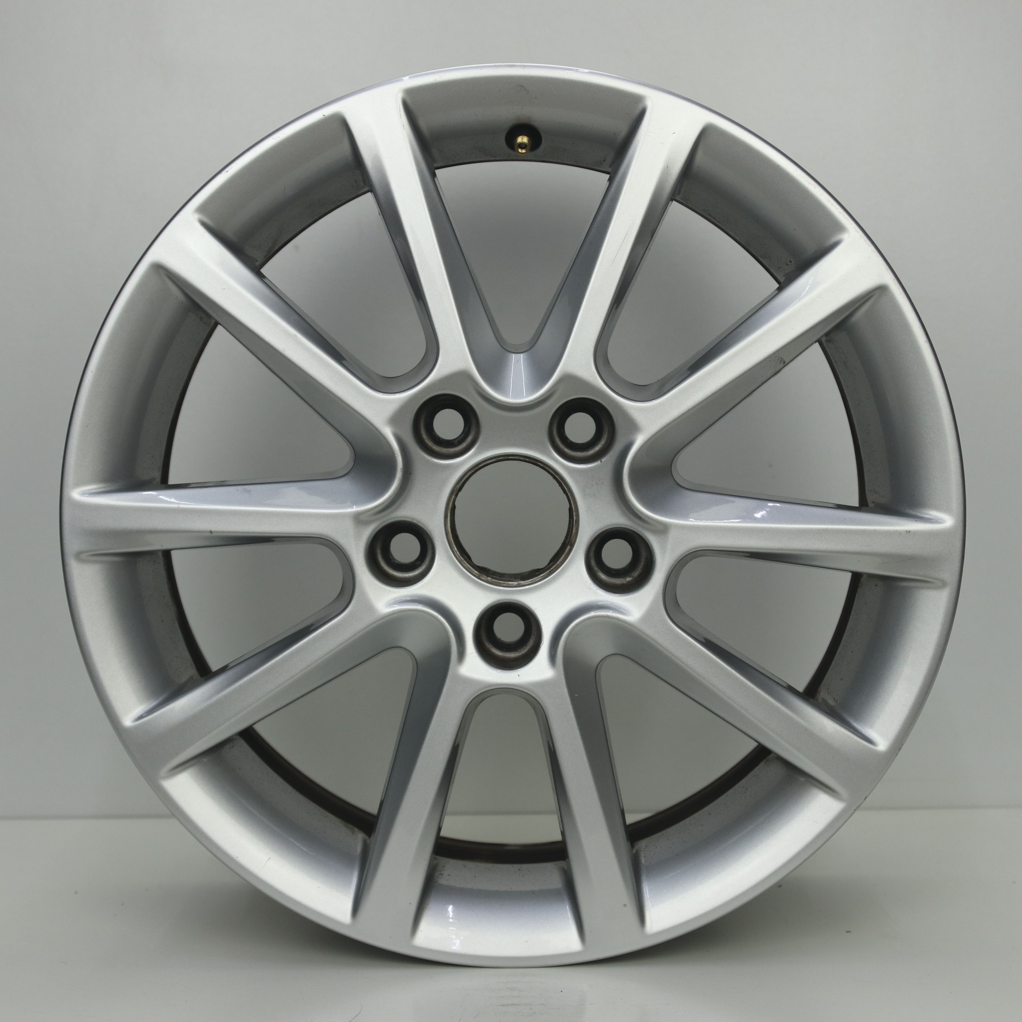 IN1003073 Originele 16 inch lichtmetalen Seat Leon velgen 6.50X16 5X112 ET50.0 NB57.10 Zilver