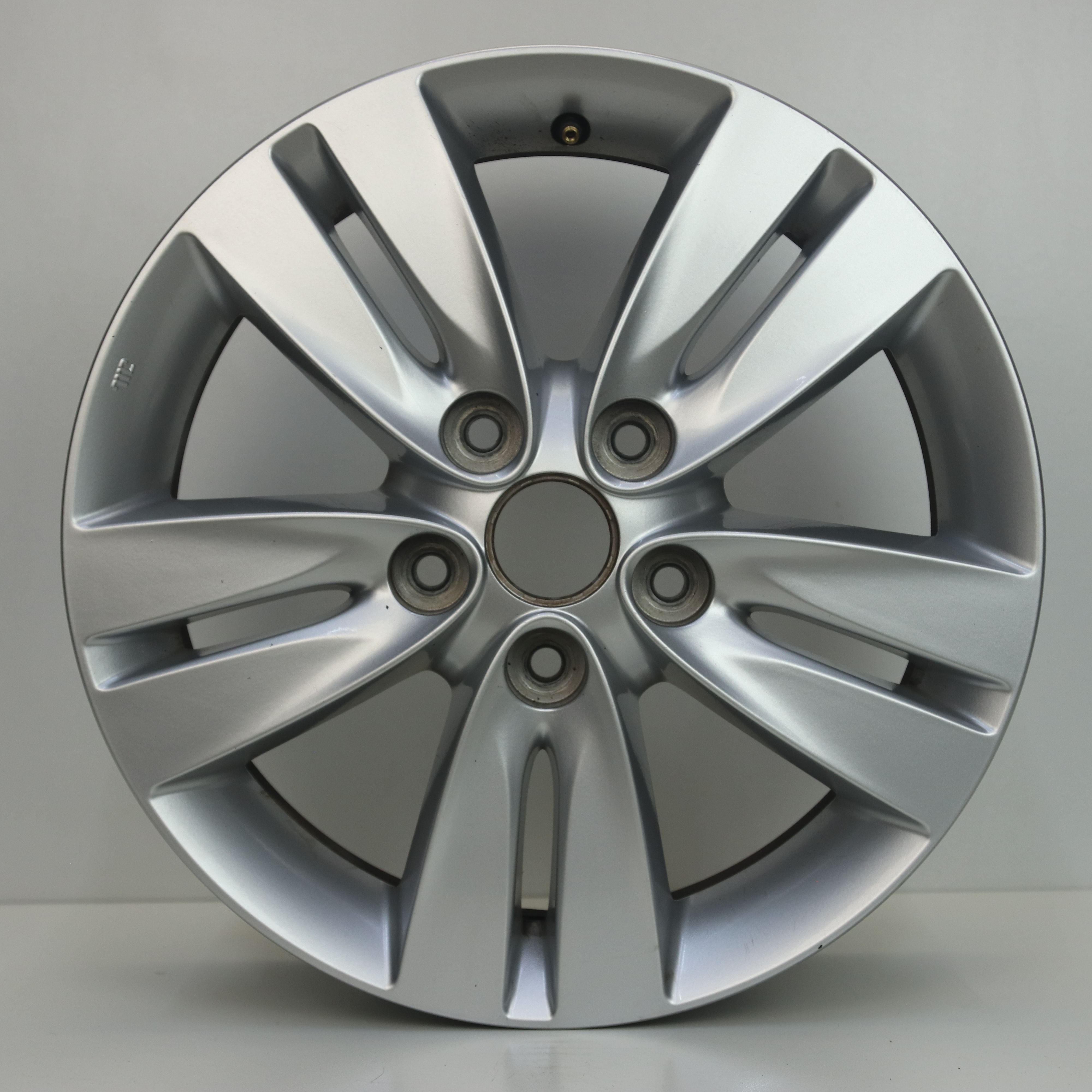 IN1003037 Originele 16 inch lichtmetalen Hyundai ix20 velgen 6.00X16 5X114.3 ET51.0 NB67.10 Zilver