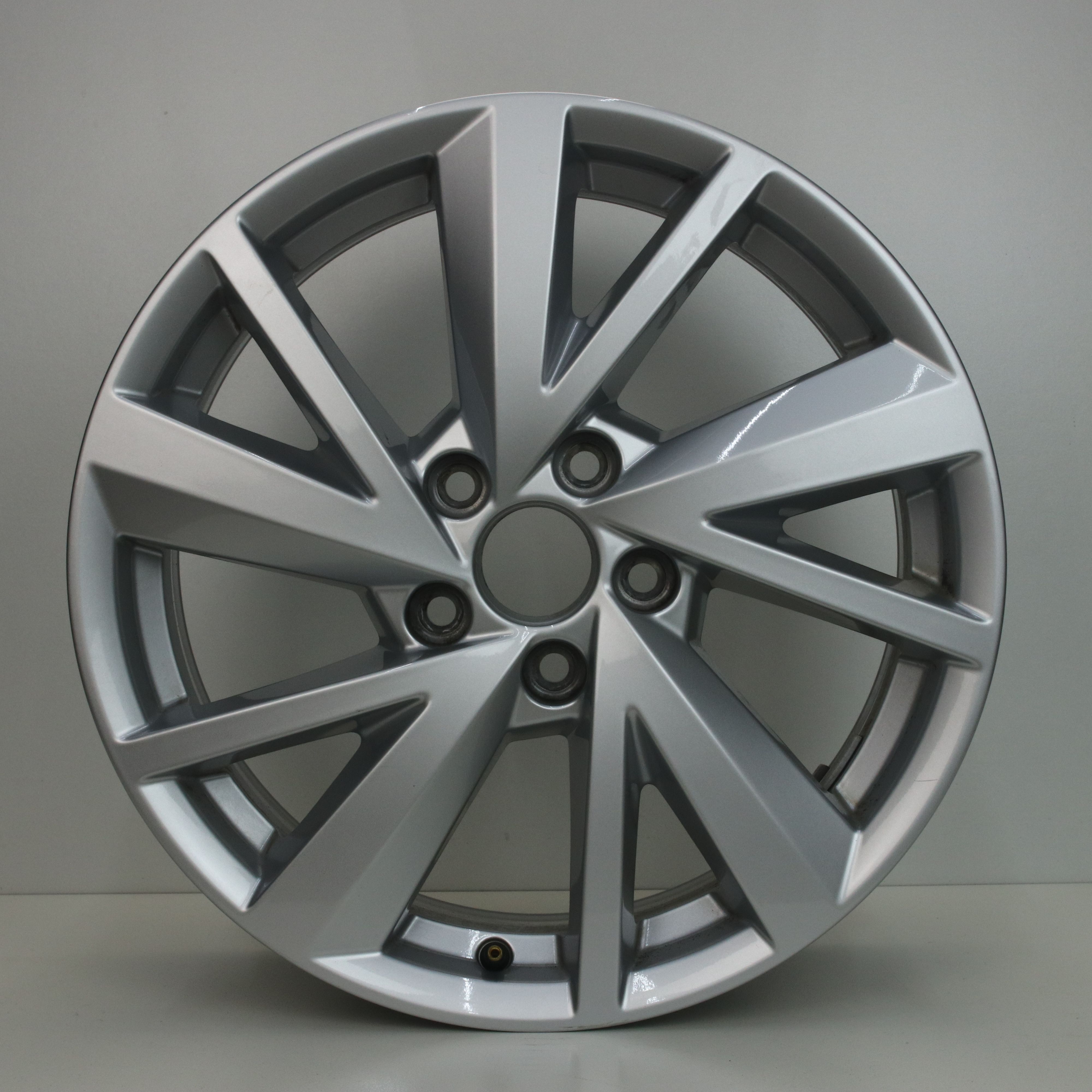 OS1004537 Originele 17 inch lichtmetalen Audi Q2 velgen 7.00X17 5X112 ET45.0 NB57.10 Zilver