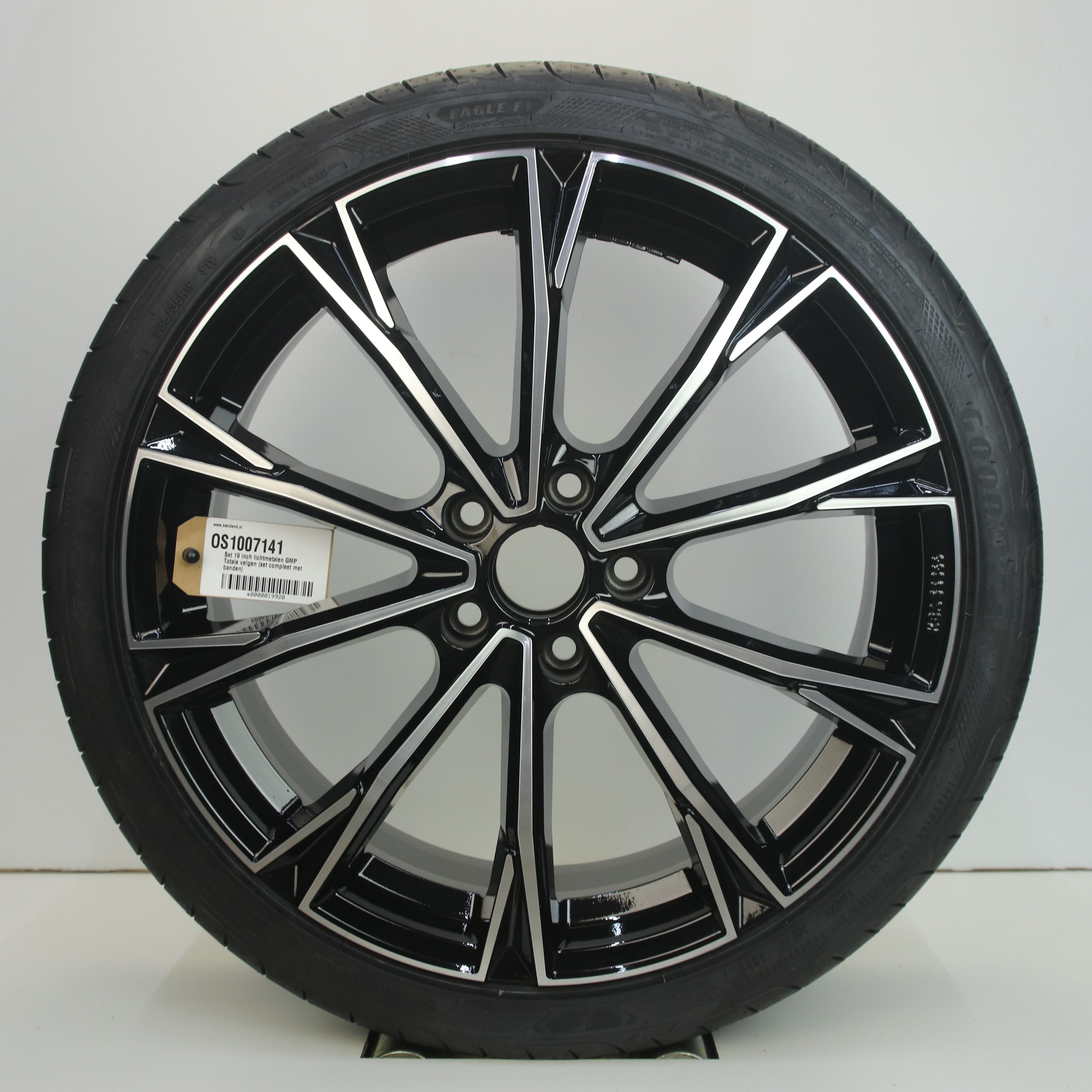 OS1007141 Set 19 inch lichtmetalen GMP Totale velgen (set compleet met banden) 8.00X19 5X112 ET43.0 NB57.10 Zwart gepolijst