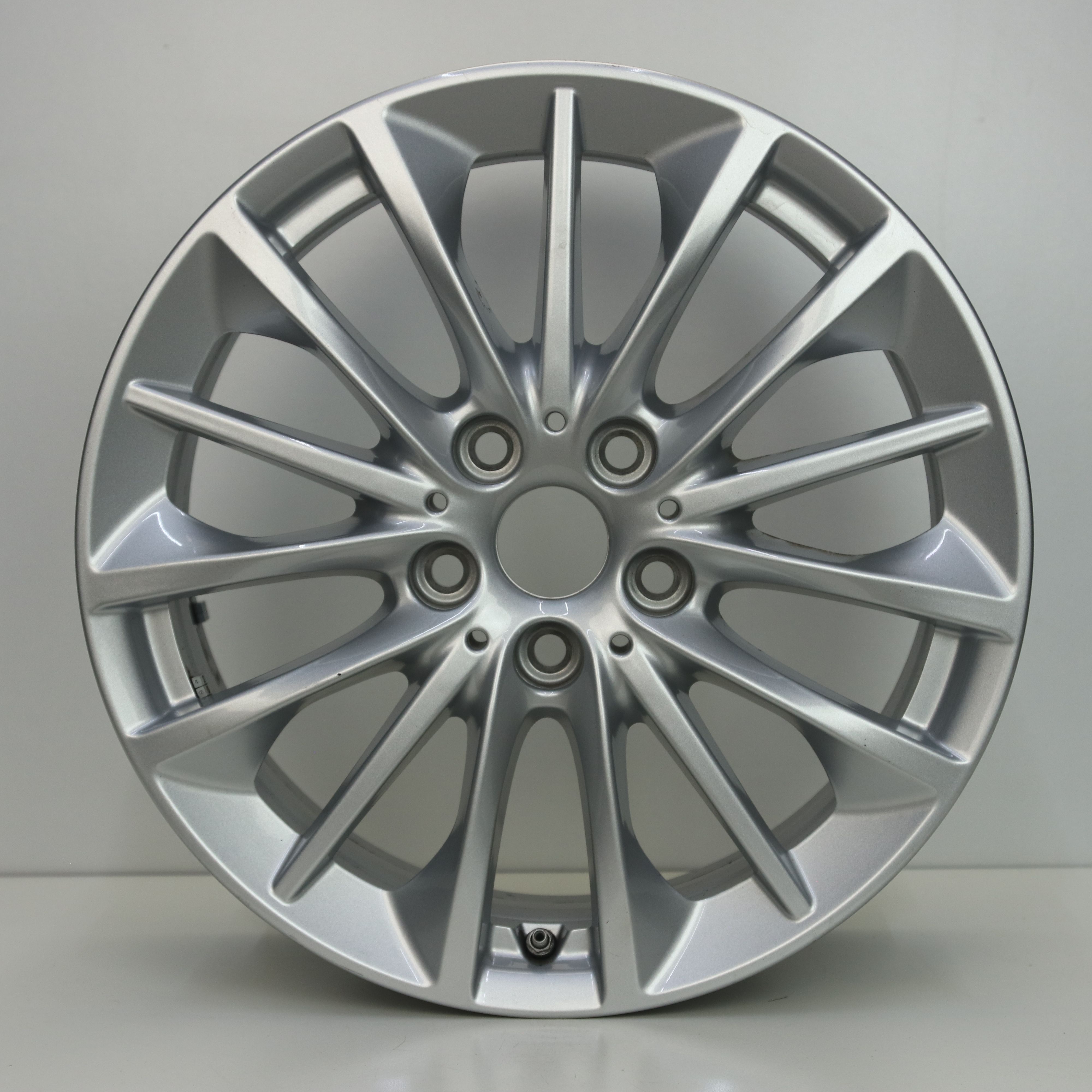 OS1007202 Originele 17 inch lichtmetalen BMW 2-serie styling 546 velgen 7.50X17 5X112 ET54.0 NB66.60 Zilver