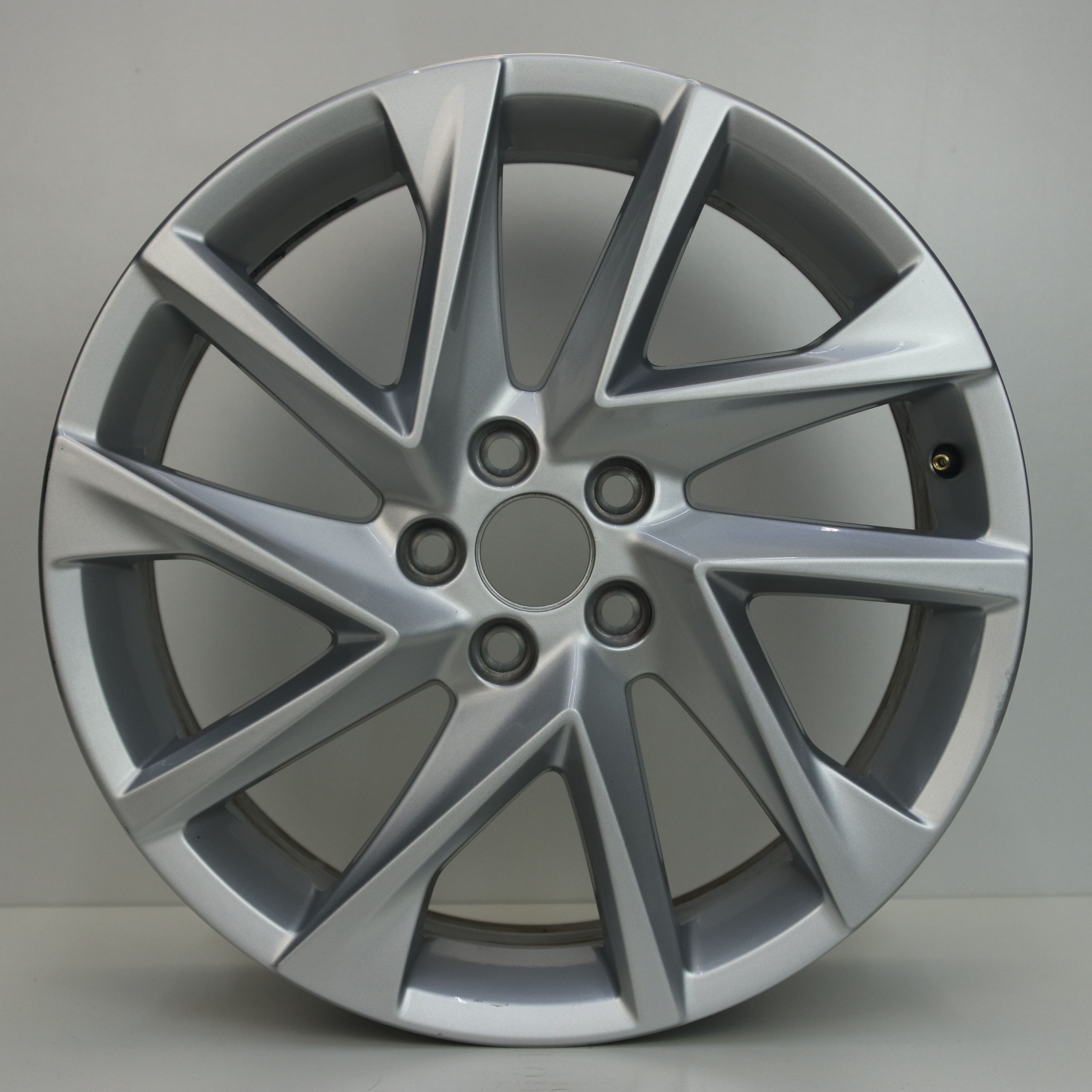 IN1002799 Originele 17 inch lichtmetalen Seat Ibiza velgen 7.00X17 5X100 ET51.0 NB57.10 Zilver