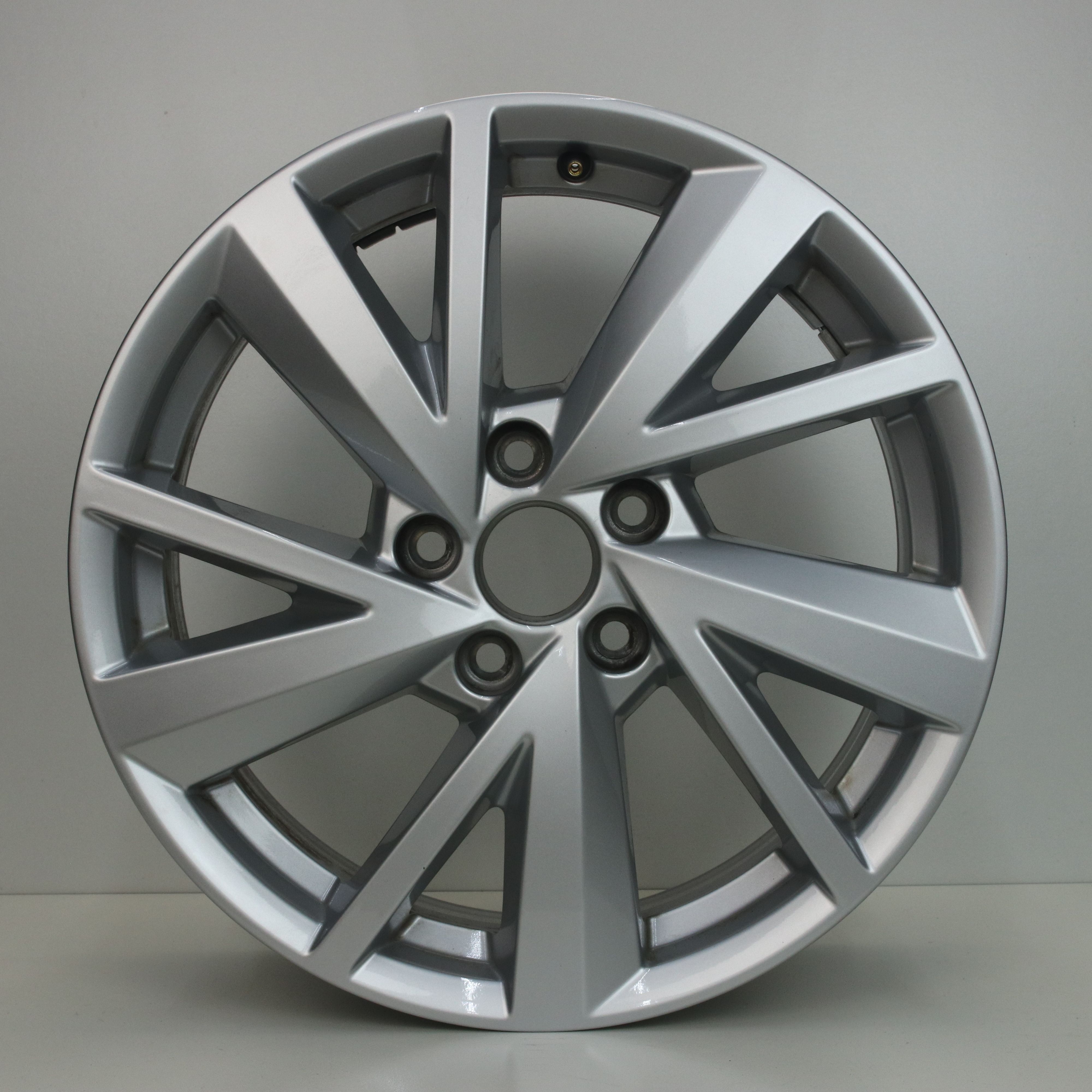 OS1004537 Originele 17 inch lichtmetalen Audi Q2 velgen 7.00X17 5X112 ET45.0 NB57.10 Zilver