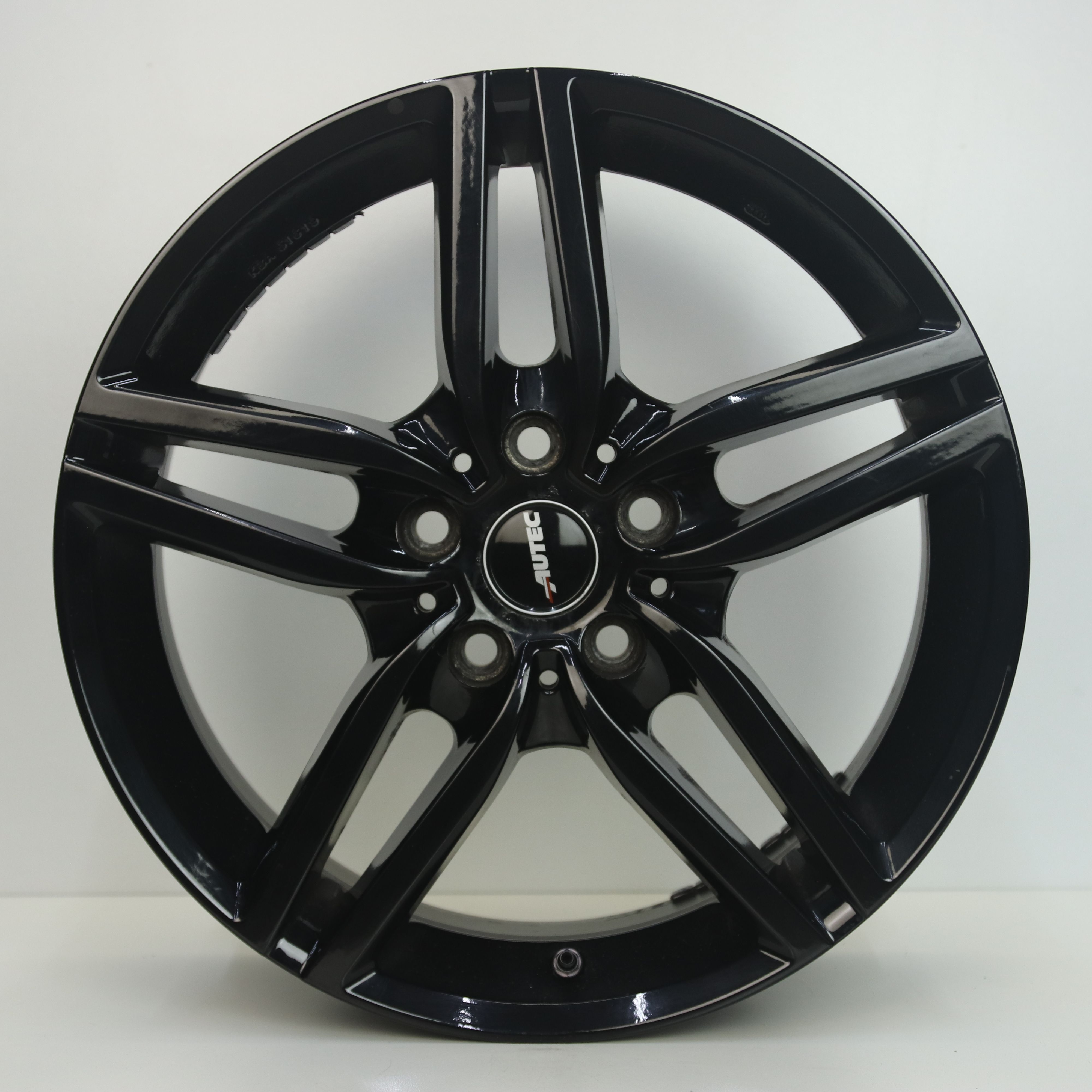 OS1007006 Set 17 inch lichtmetalen Autec velgen 7.50X17 5X112 ET52.0 NB66.60 Zwart