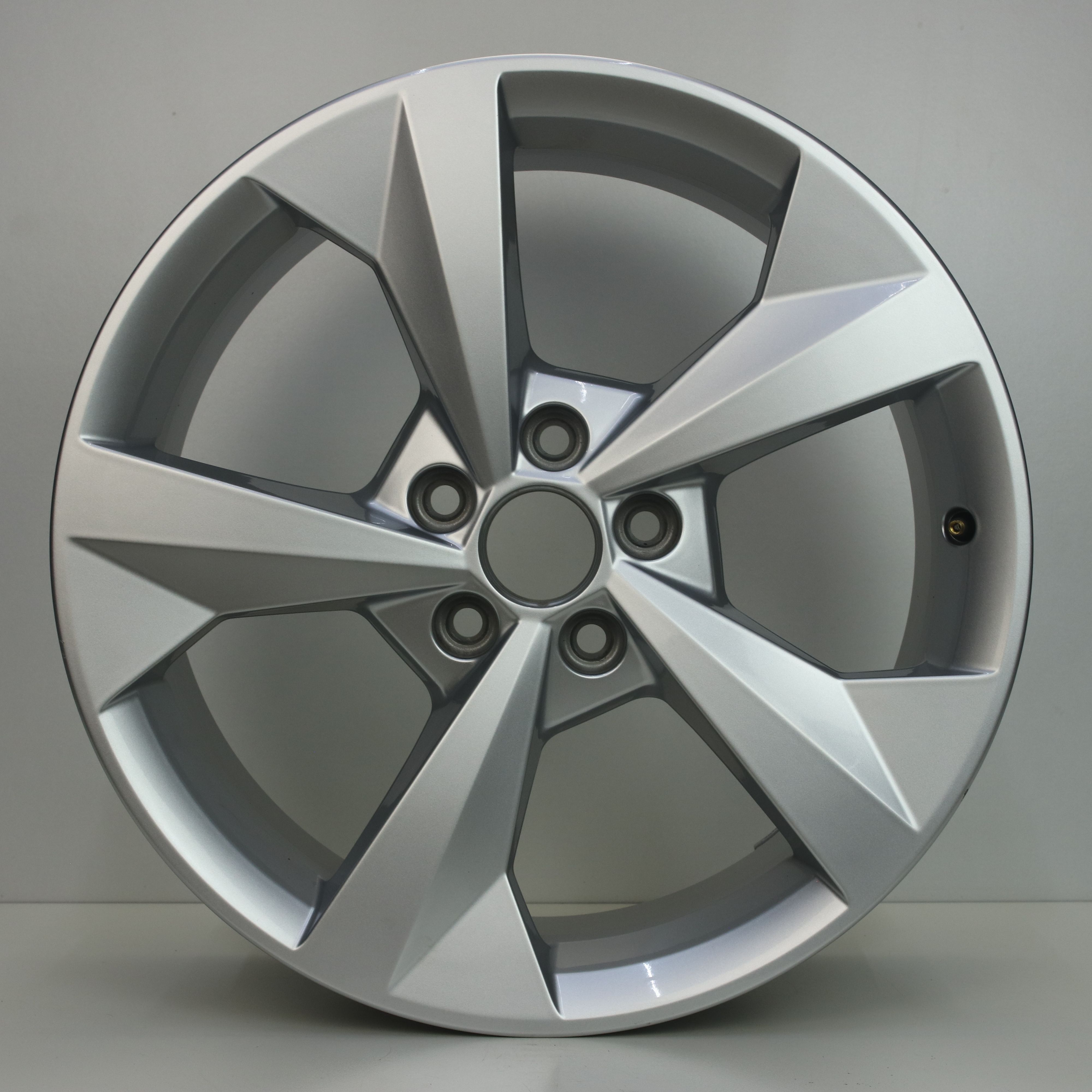 OS1007145 Originele 18 inch lichtmetalen Audi A3 velgen 8.00X18 5X112 ET46.0 NB57.10 Zilver