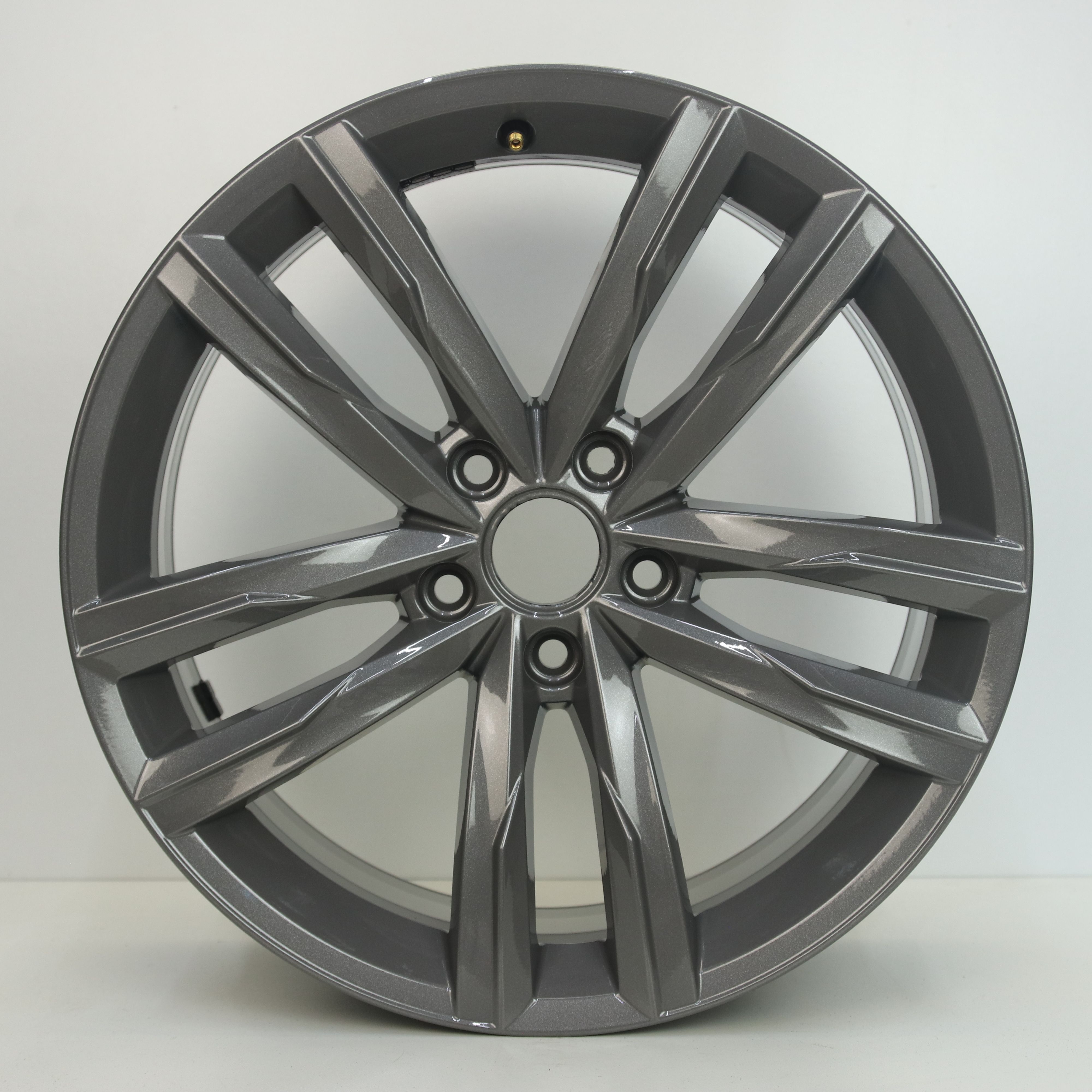 IN1002844 Originele 18 inch lichtmetalen Volkswagen Passat velgen (Dartford) 8.00X18 5X112 ET44.0 NB57.10 Zilver