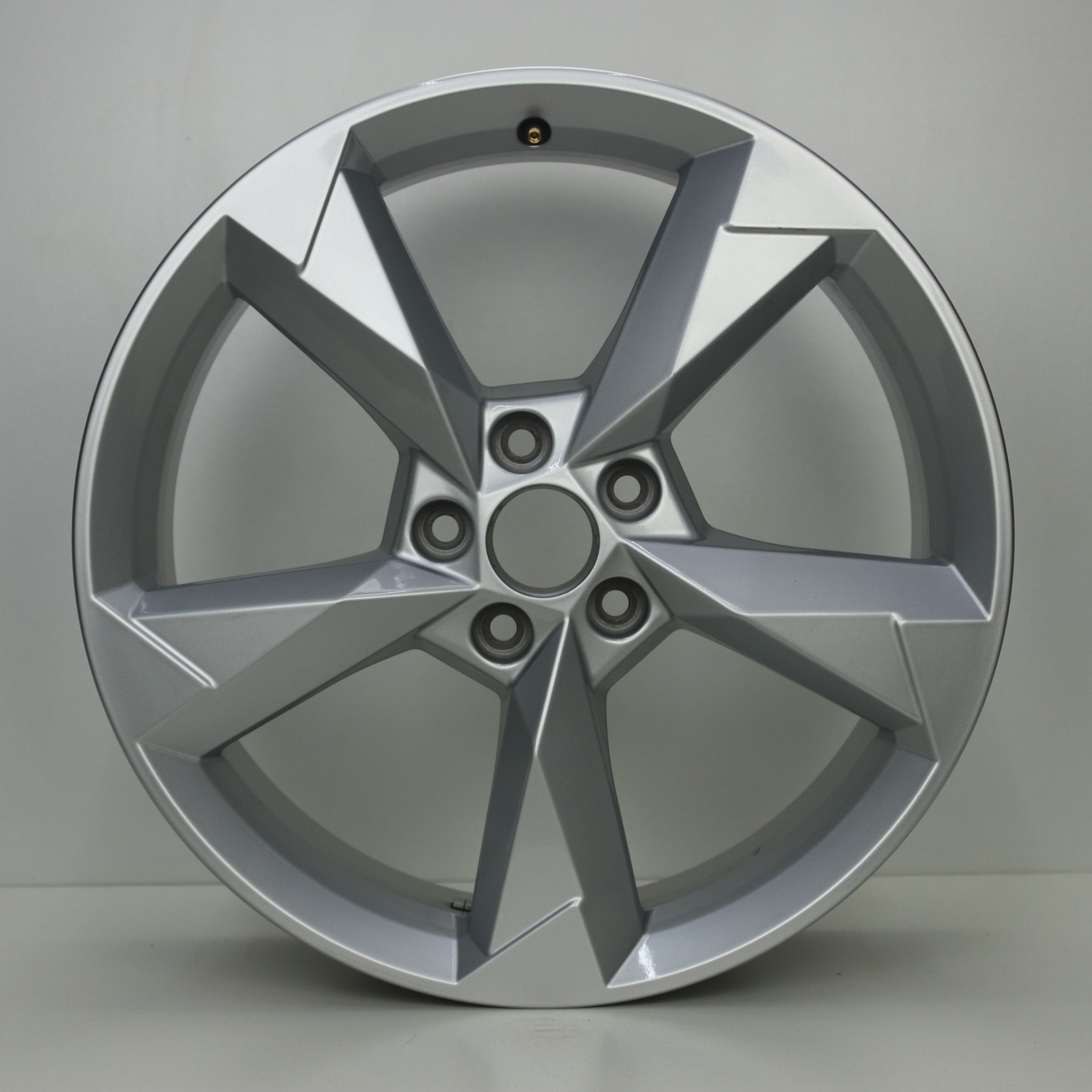 OS1007649 Originele 19 inch lichtmetalen Audi Q3 velgen 7.00X19 5X112 ET43.0 NB57.10 Zilver