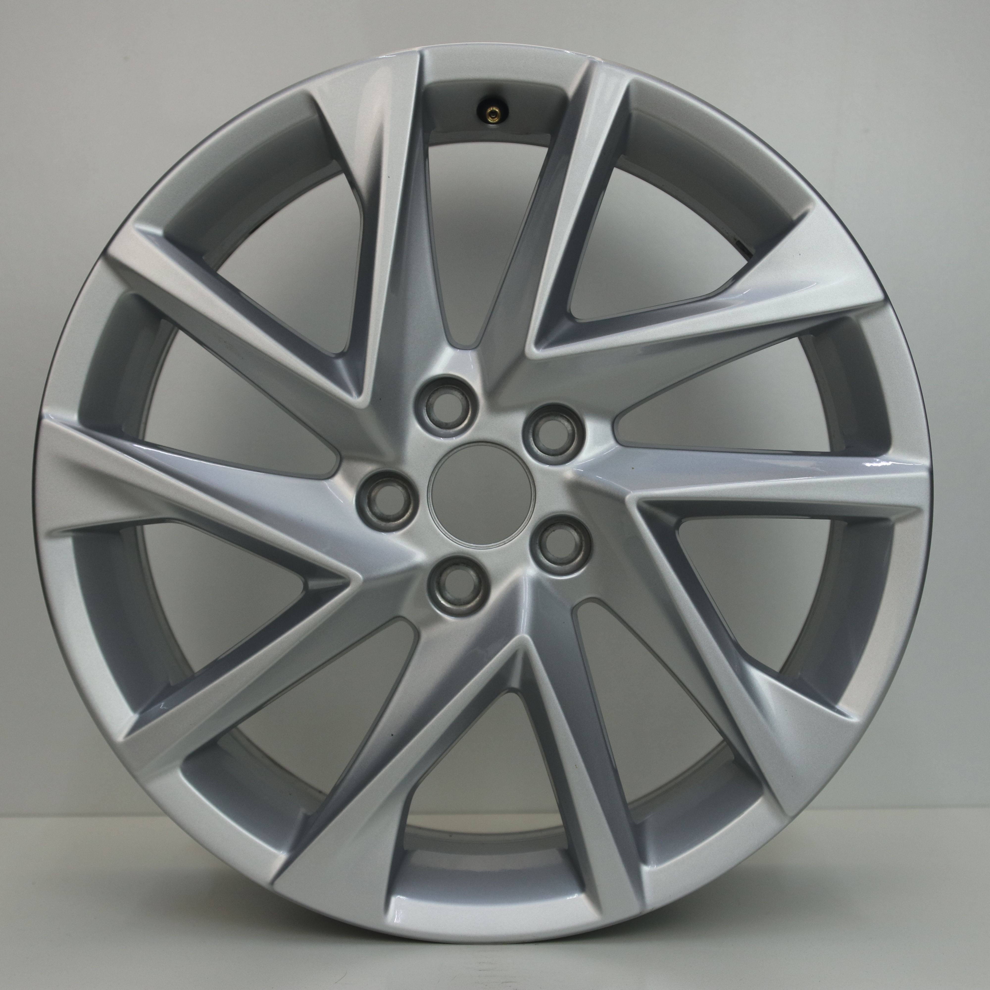 IN1002799 Originele 17 inch lichtmetalen Seat Ibiza velgen 7.00X17 5X100 ET51.0 NB57.10 Zilver