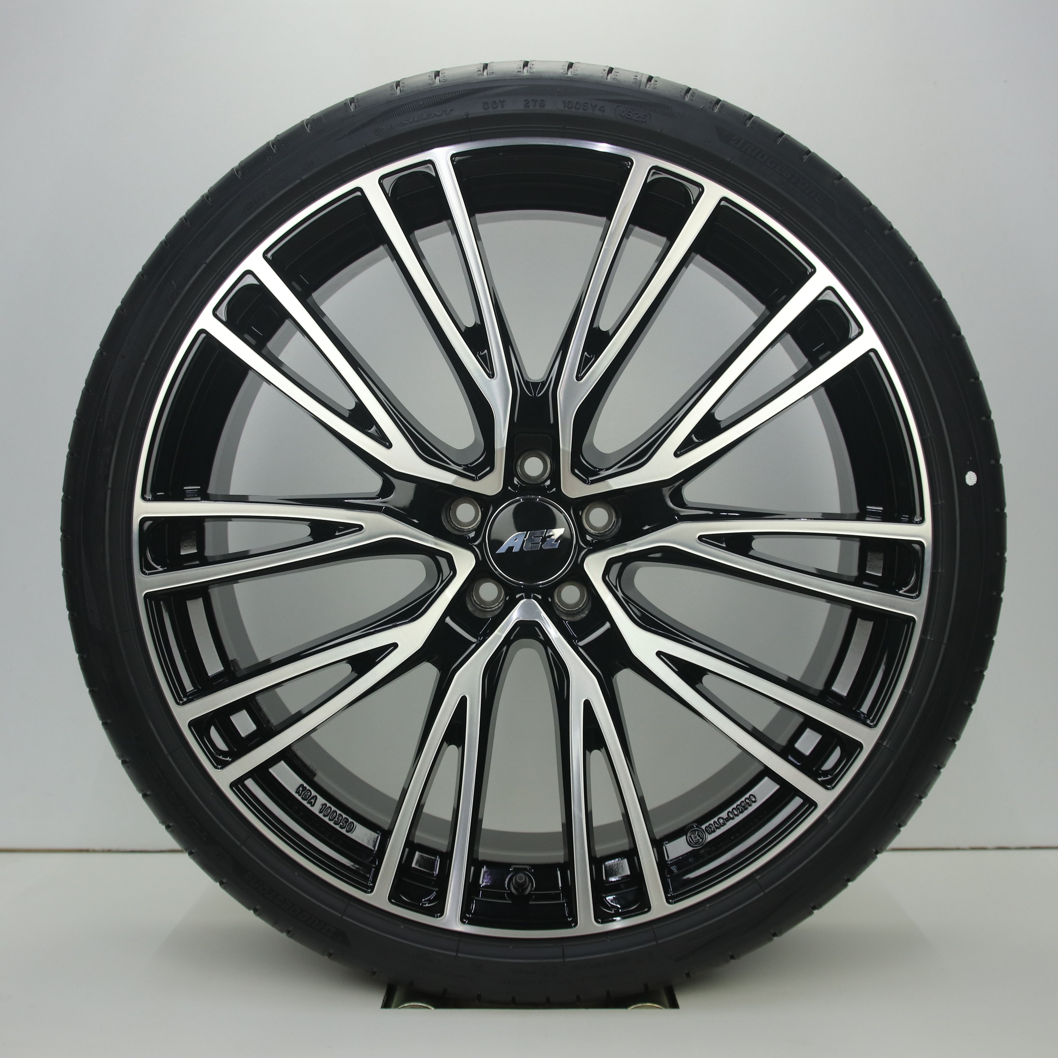 NS1005365 Set 22 inch lichtmetalen AEZ Seattle velgen (breedset) 9.00X22 5X112 ET24.0 NB66.60 Zwart gepolijst