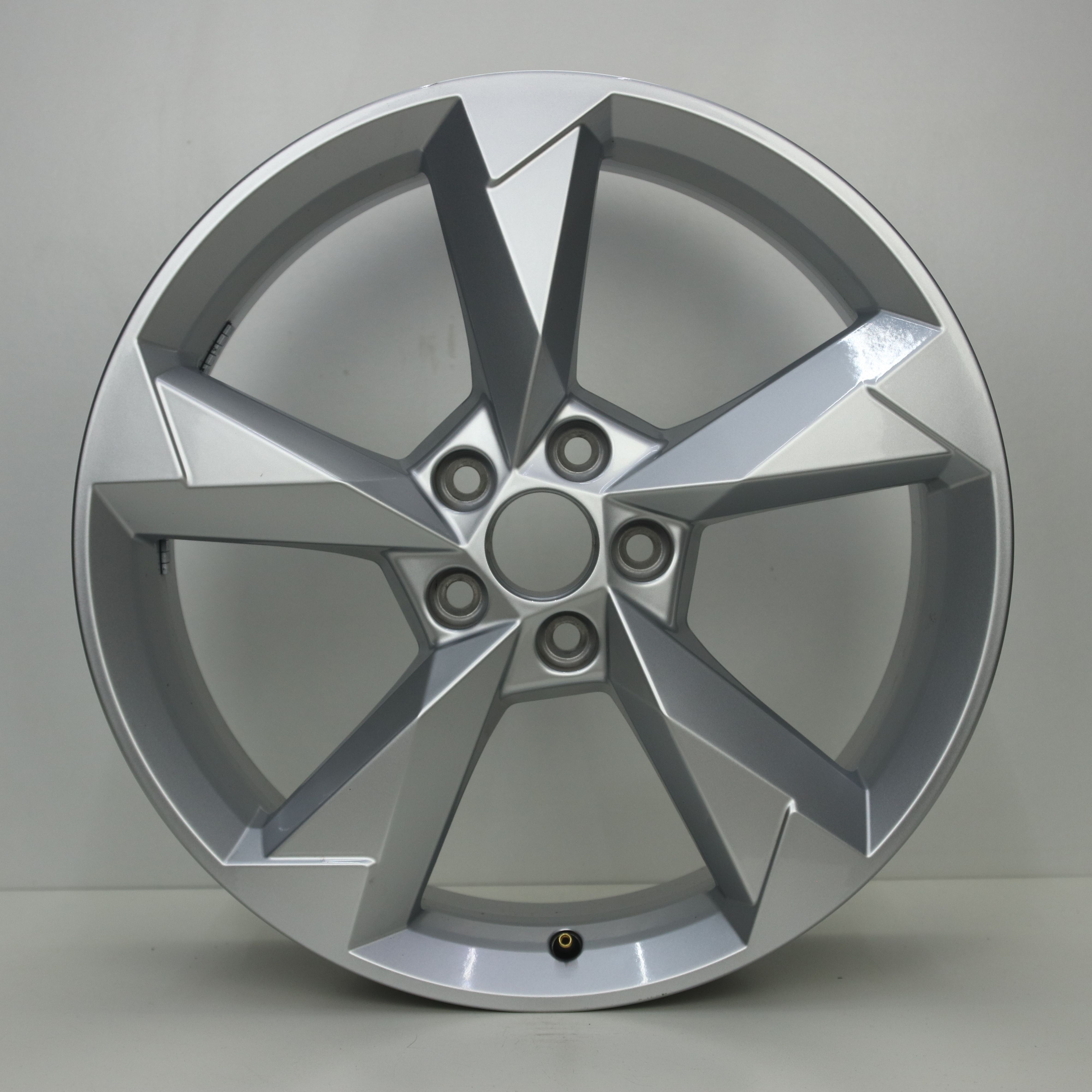 OS1007649 Originele 19 inch lichtmetalen Audi Q3 velgen 7.00X19 5X112 ET43.0 NB57.10 Zilver