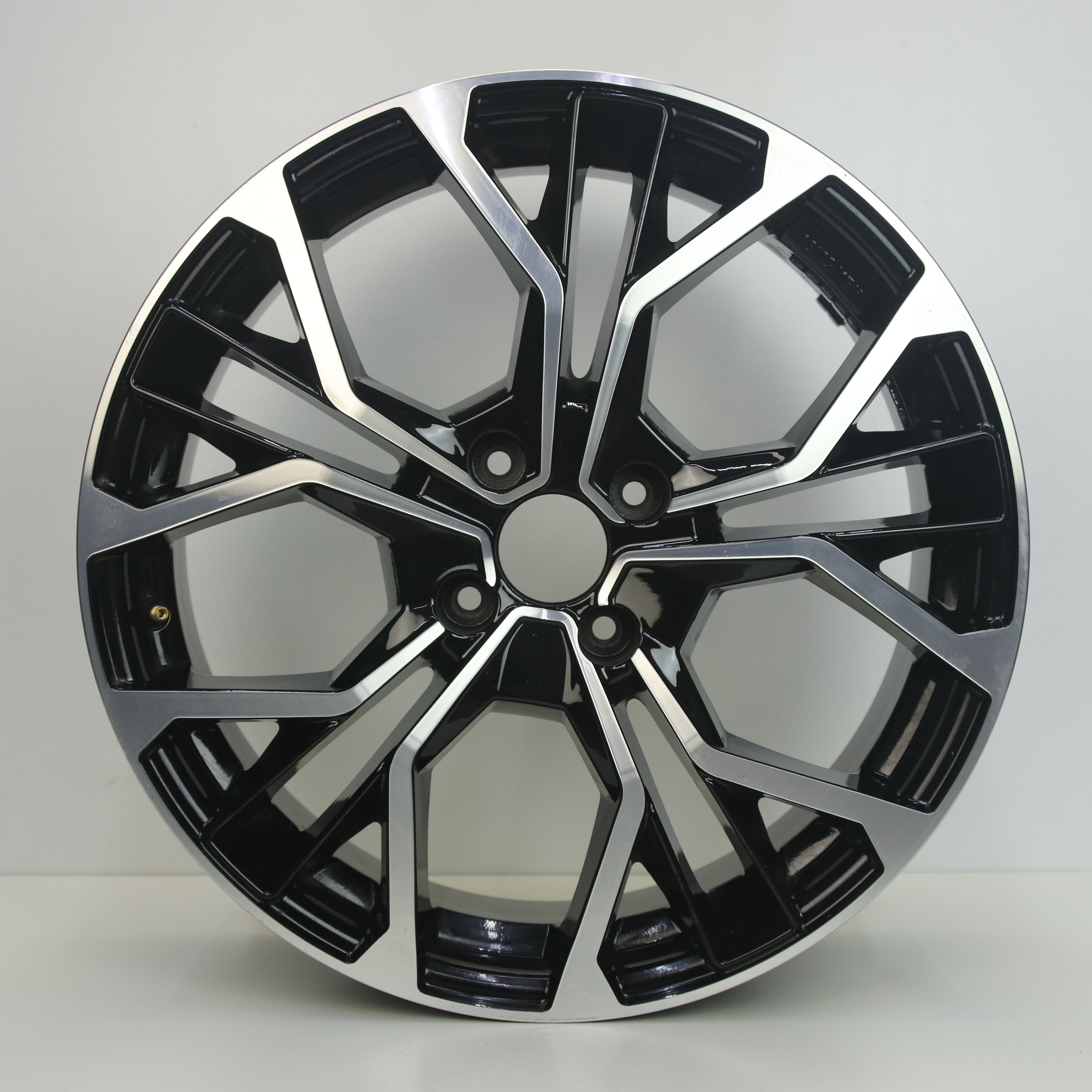 IN1002904 Set 18 inch lichtmetalen GMP Matisse velgen 7.50X18 4X108 ET35.0 NB65.10 Zwart gepolijst