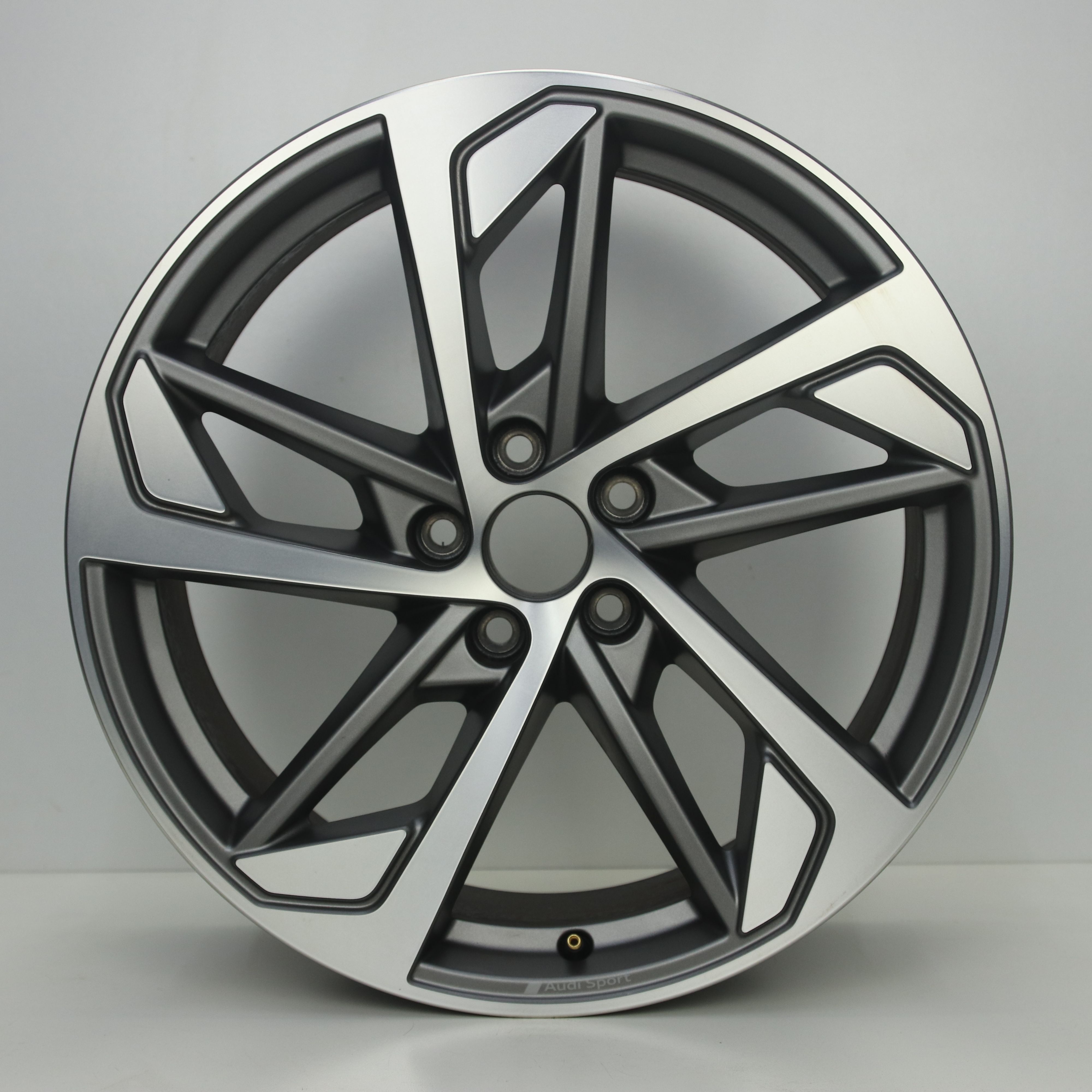 OS1007760 Originele 19 inch lichtmetalen Audi Q3 velgen 8.50X19 5X112 ET38.0 NB57.10 Mat antraciet gepolijst