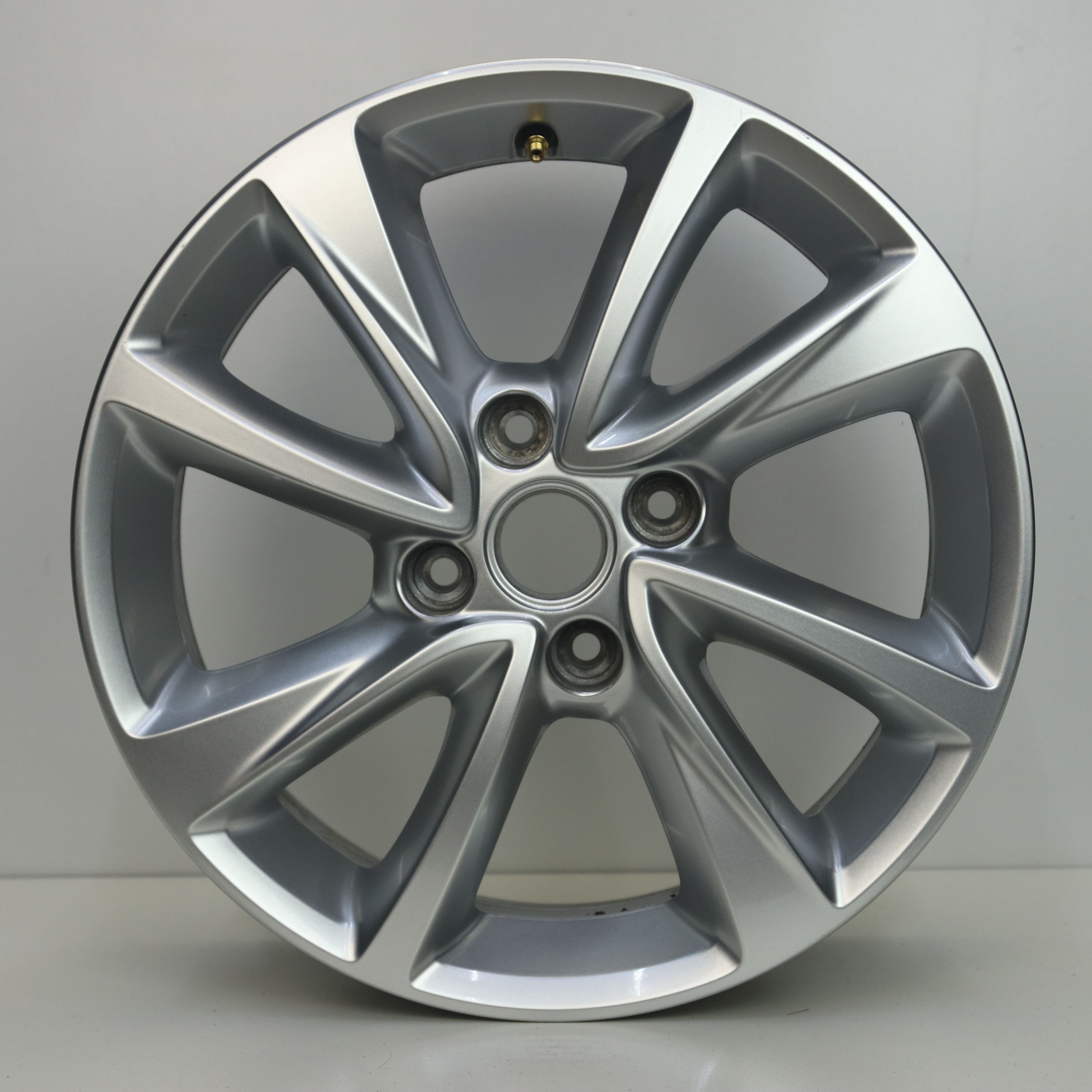 OS1007210 Originele 16 inch lichtmetalen Opel Corsa velgen 6.50X16 4X108 ET38.0 NB65.10 Zilver
