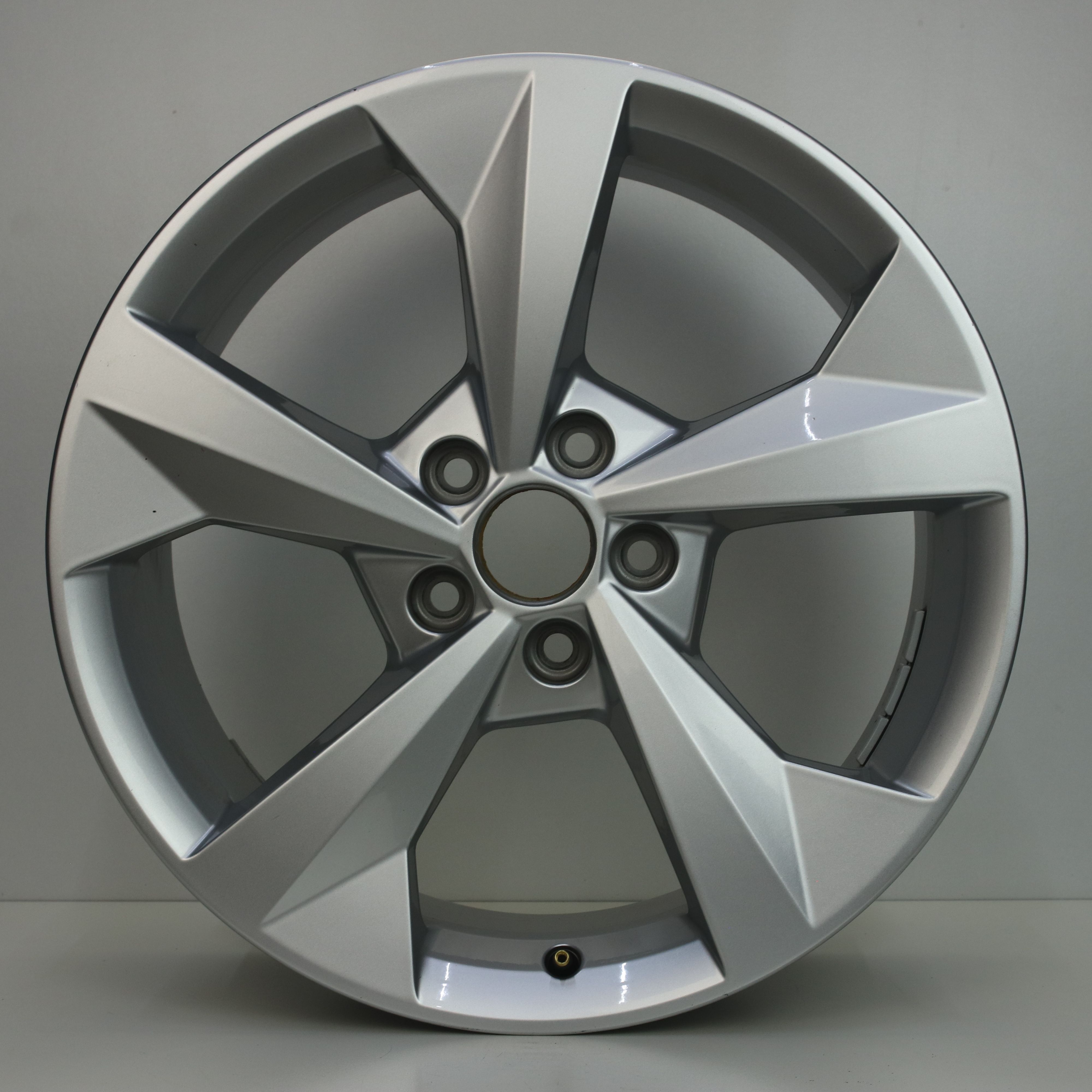 OS1007148 Originele 18 inch lichtmetalen Audi A3 velgen 8.00X18 5X112 ET46.0 NB57.10 Zilver