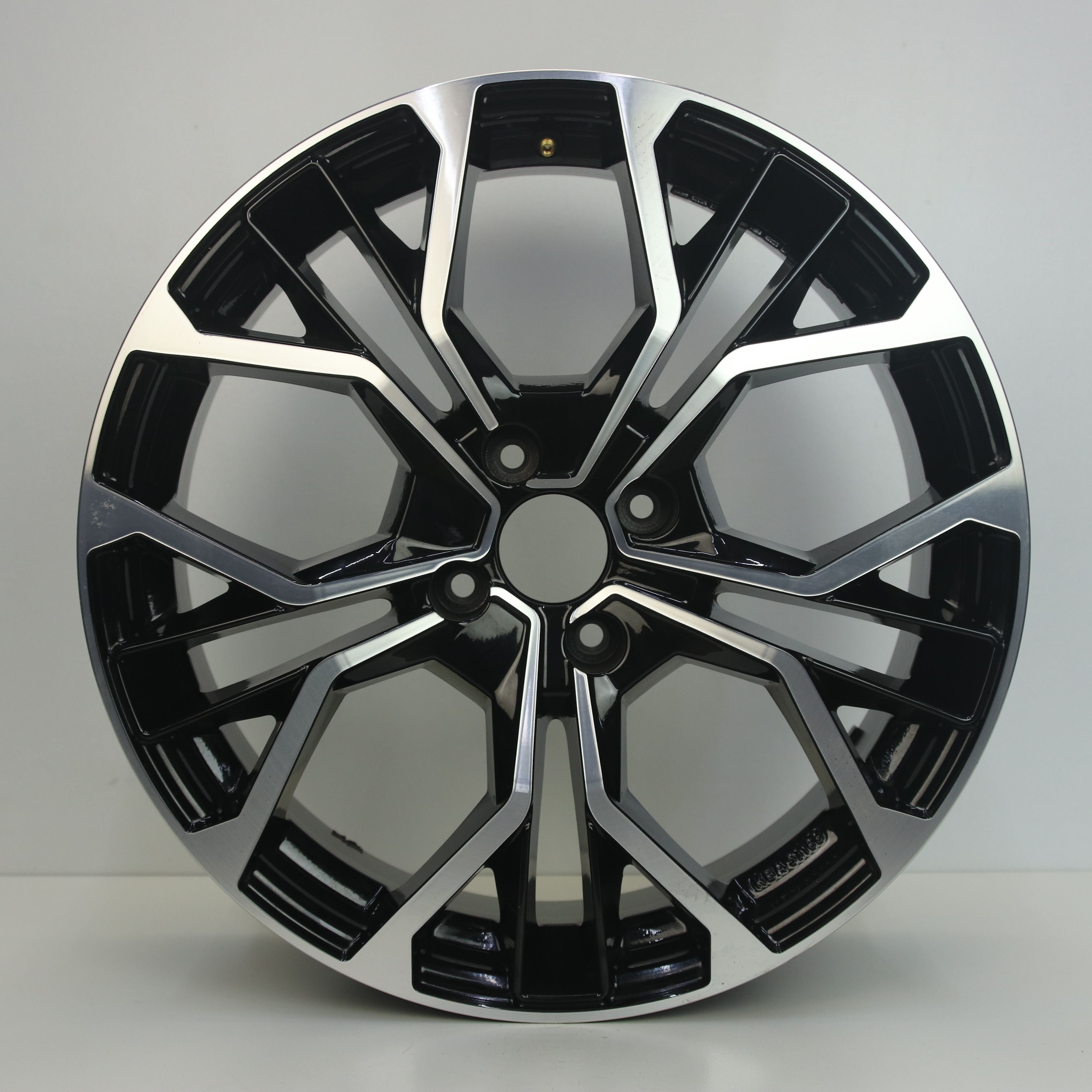 IN1002904 Set 18 inch lichtmetalen GMP Matisse velgen 7.50X18 4X108 ET35.0 NB65.10 Zwart gepolijst