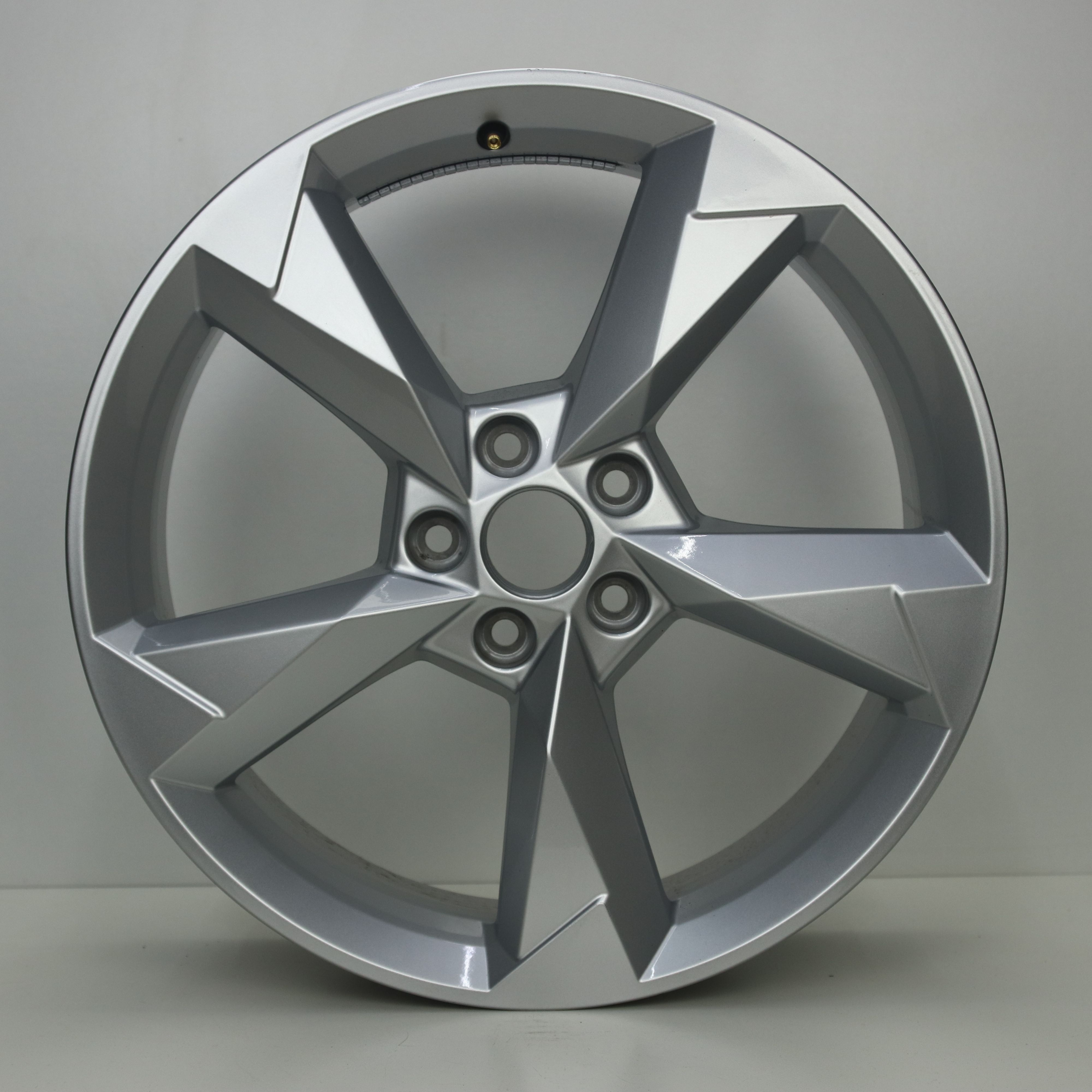 OS1007650 Originele 19 inch lichtmetalen Audi Q3 velgen 7.00X19 5X112 ET43.0 NB57.10 Zilver