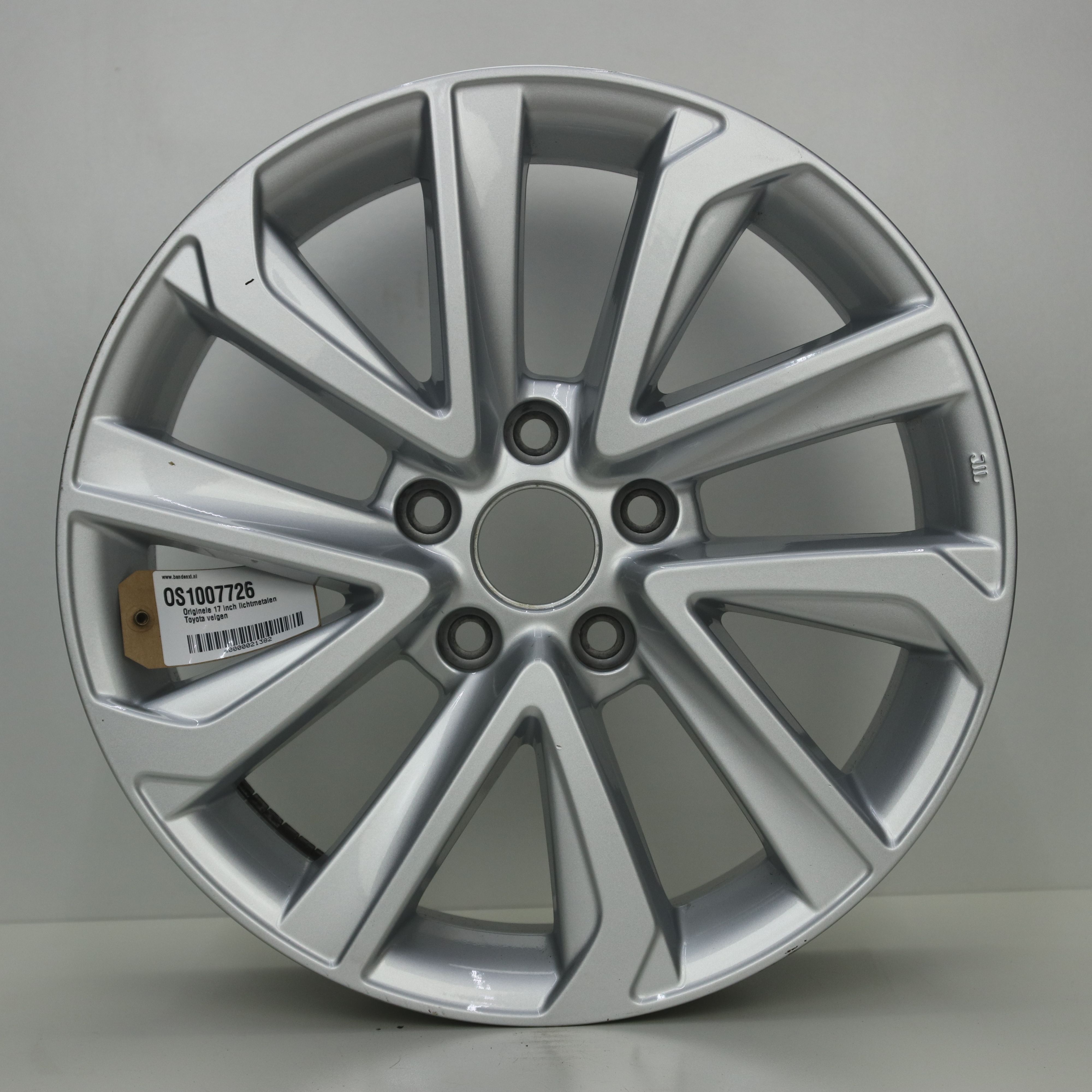 OS1007726 Originele 17 inch lichtmetalen Toyota velgen 6.50X17 5X114.3 ET30.0 NB60.10 Zilver
