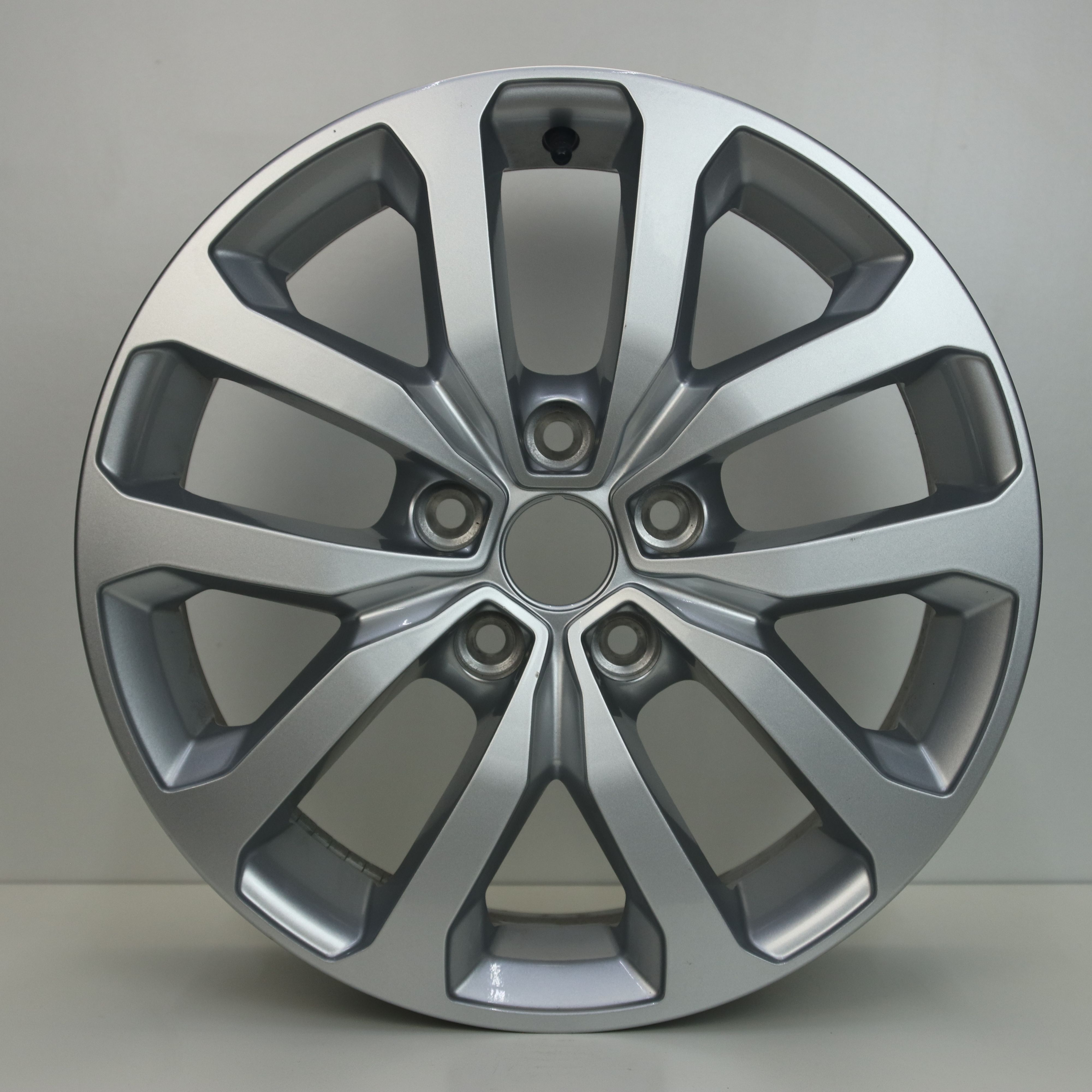 OS1005550 Originele 17 inch lichtmetalen Renault Kadjar velgen 7.00X17 5X114.3 ET40.0 NB66.10 Zilver