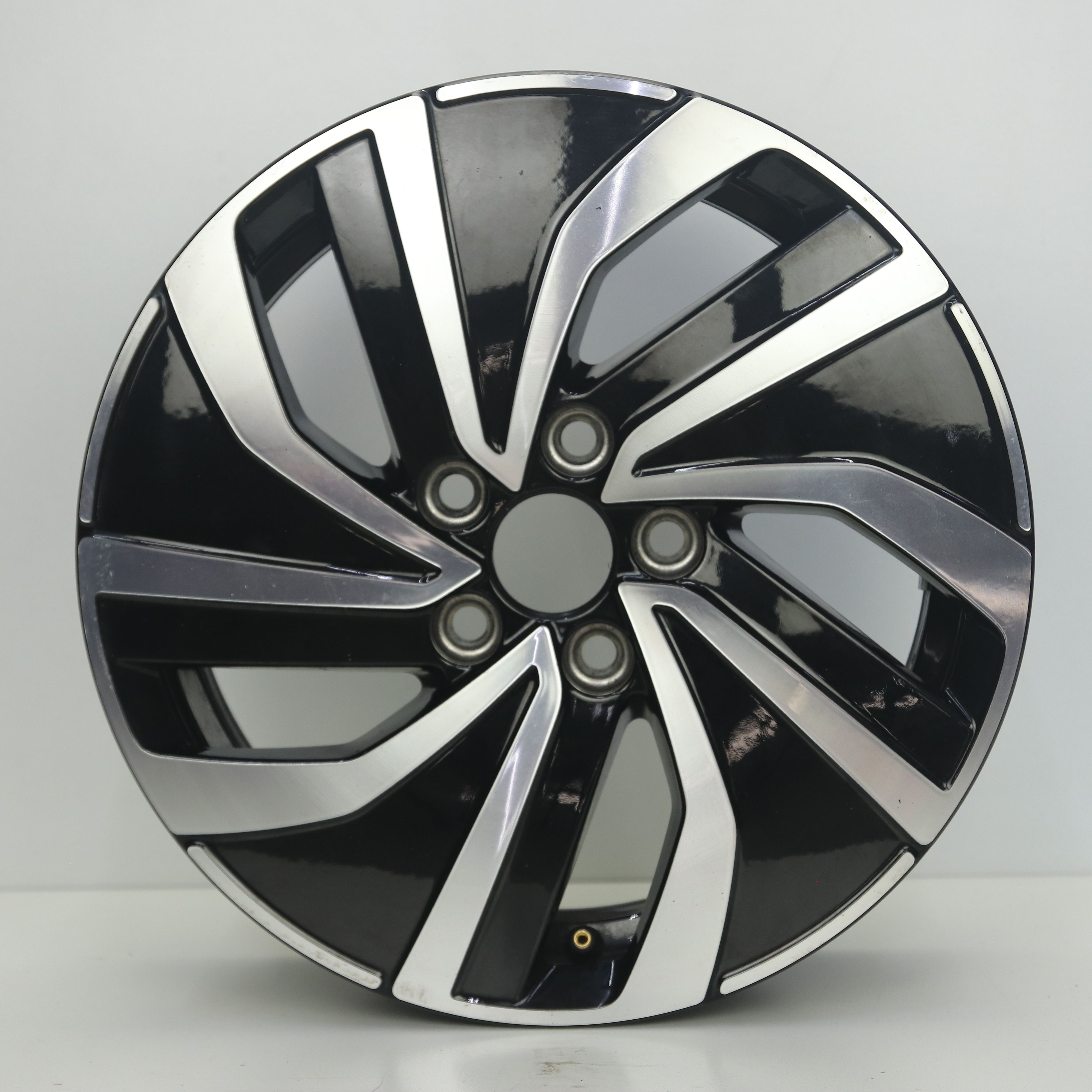 OS1007949 Originele 15 inch lichtmetalen Volkswagen Polo Essex velgen 5.50X15 5X100 ET40.0 NB57.10 Zwart gepolijst