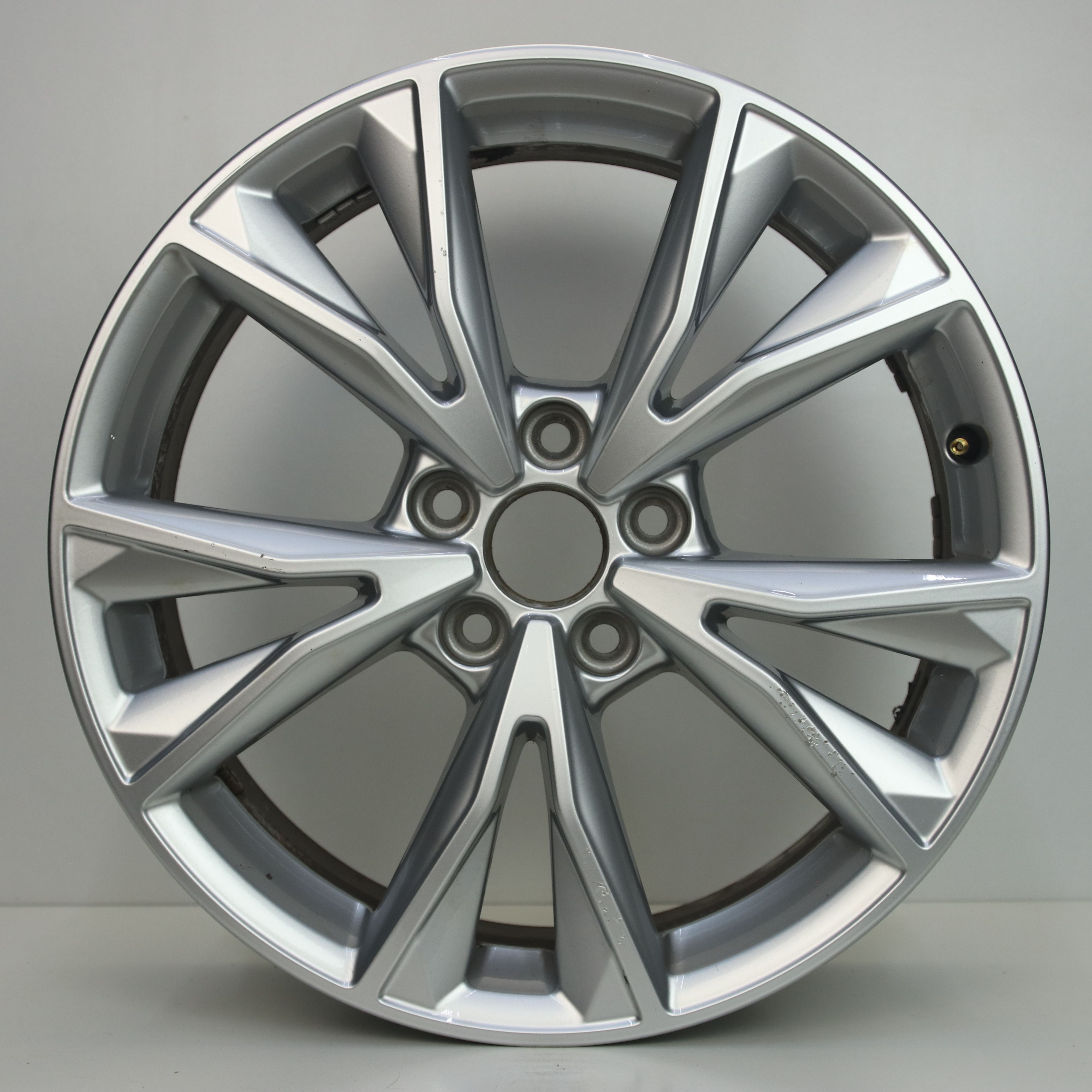 IN1003040 Originele 18 inch lichtmetalen Audi Q3 velgen 7.00X18 5X112 ET43.0 NB57.10 Zilver