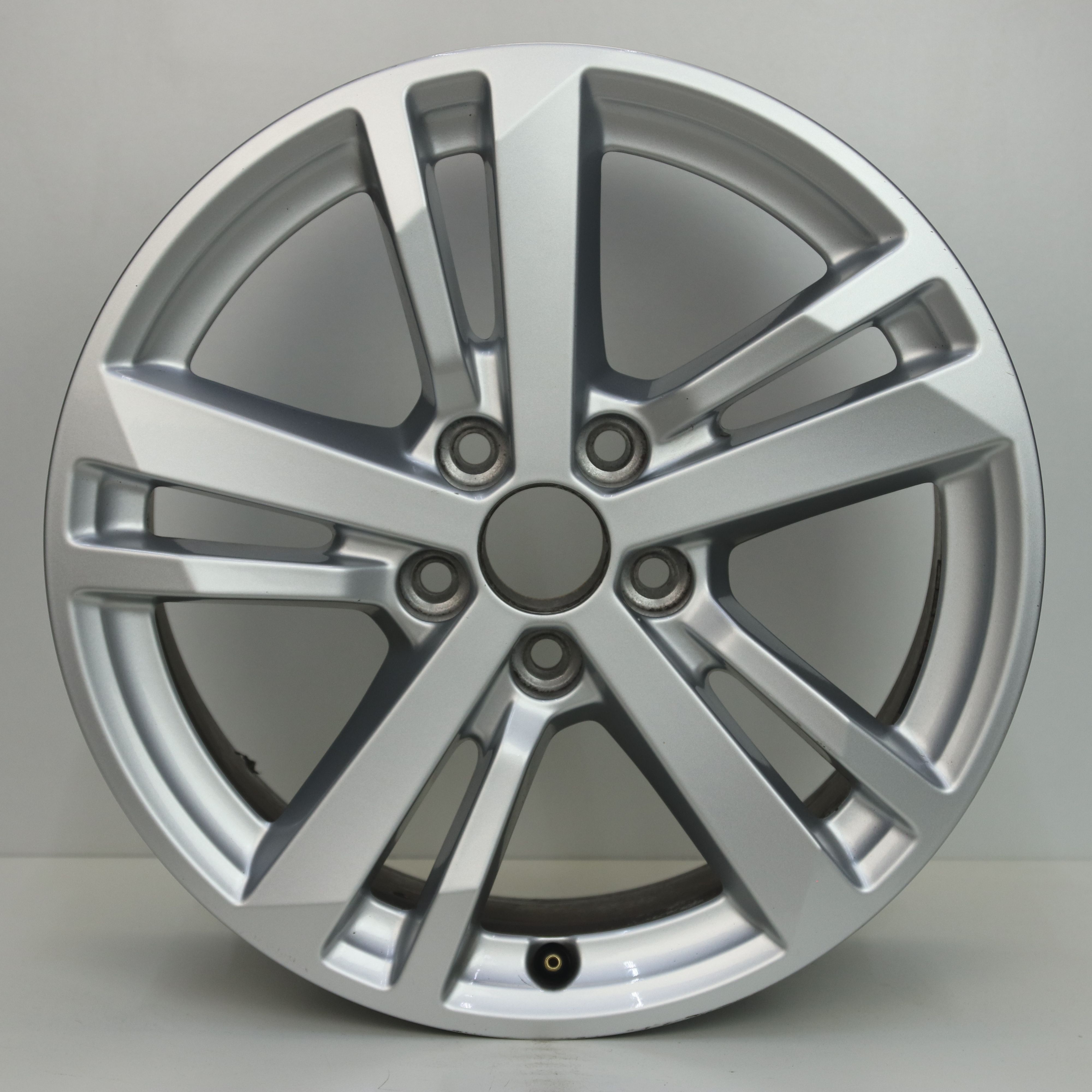 OS1007585 Originele 17 inch lichtmetalen Audi Q3 velgen 7.00X17 5X112 ET40.0 NB57.10 Zilver