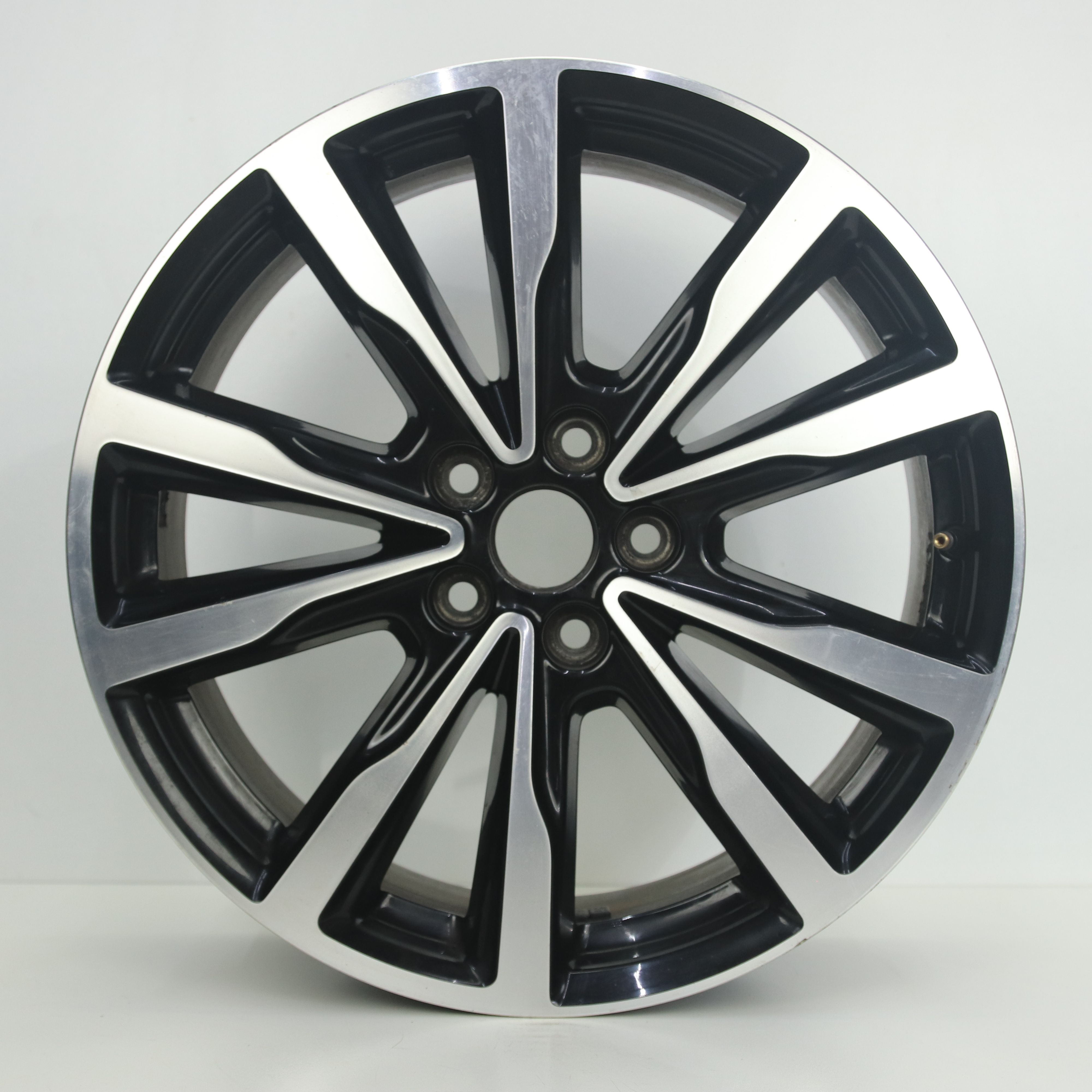 IN1003098 Originele 18 inch lichtmetalen Ford Kuga velgen 7.50X18 5X108 ET52.5 NB63.40 Zwart gepolijst