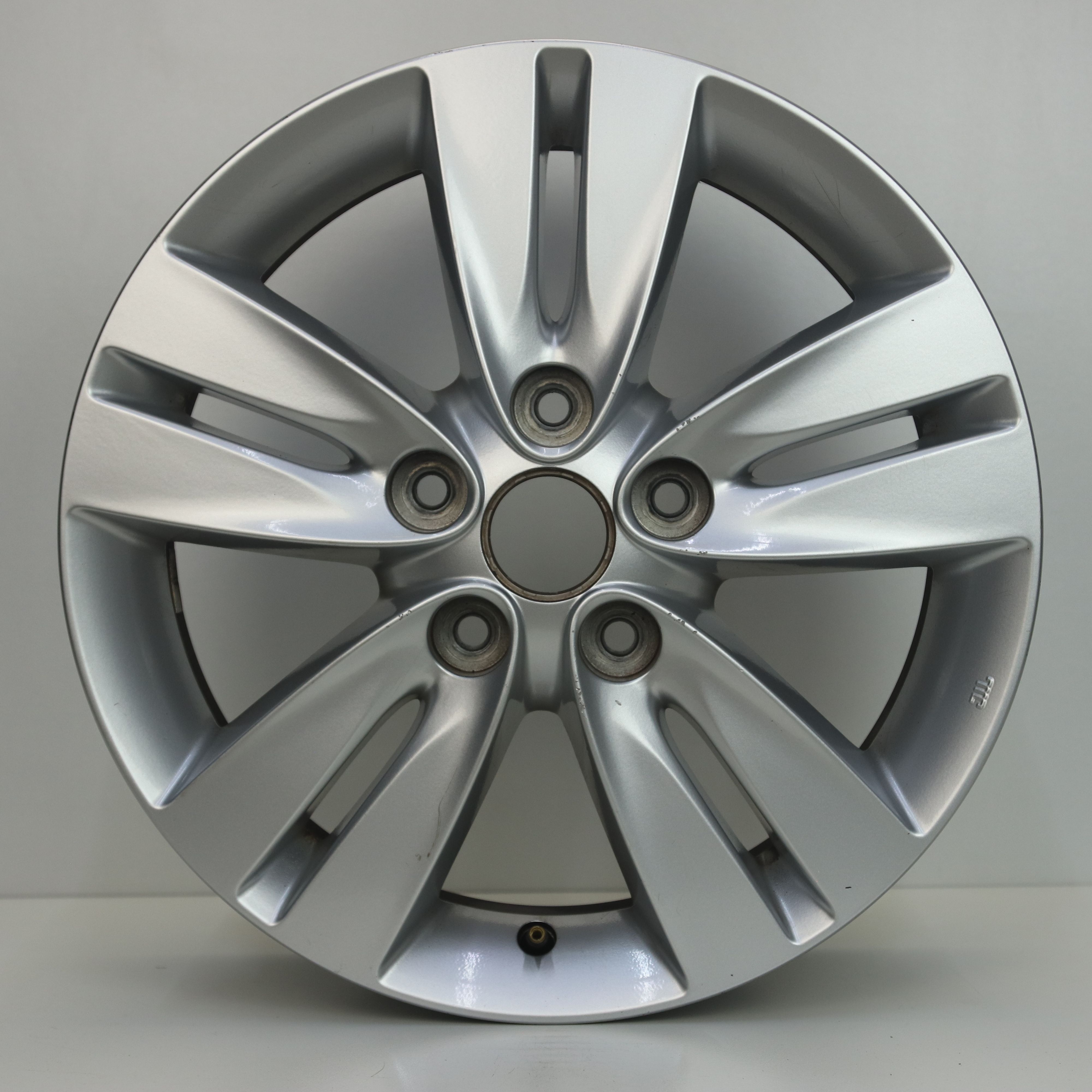 IN1003037 Originele 16 inch lichtmetalen Hyundai ix20 velgen 6.00X16 5X114.3 ET51.0 NB67.10 Zilver
