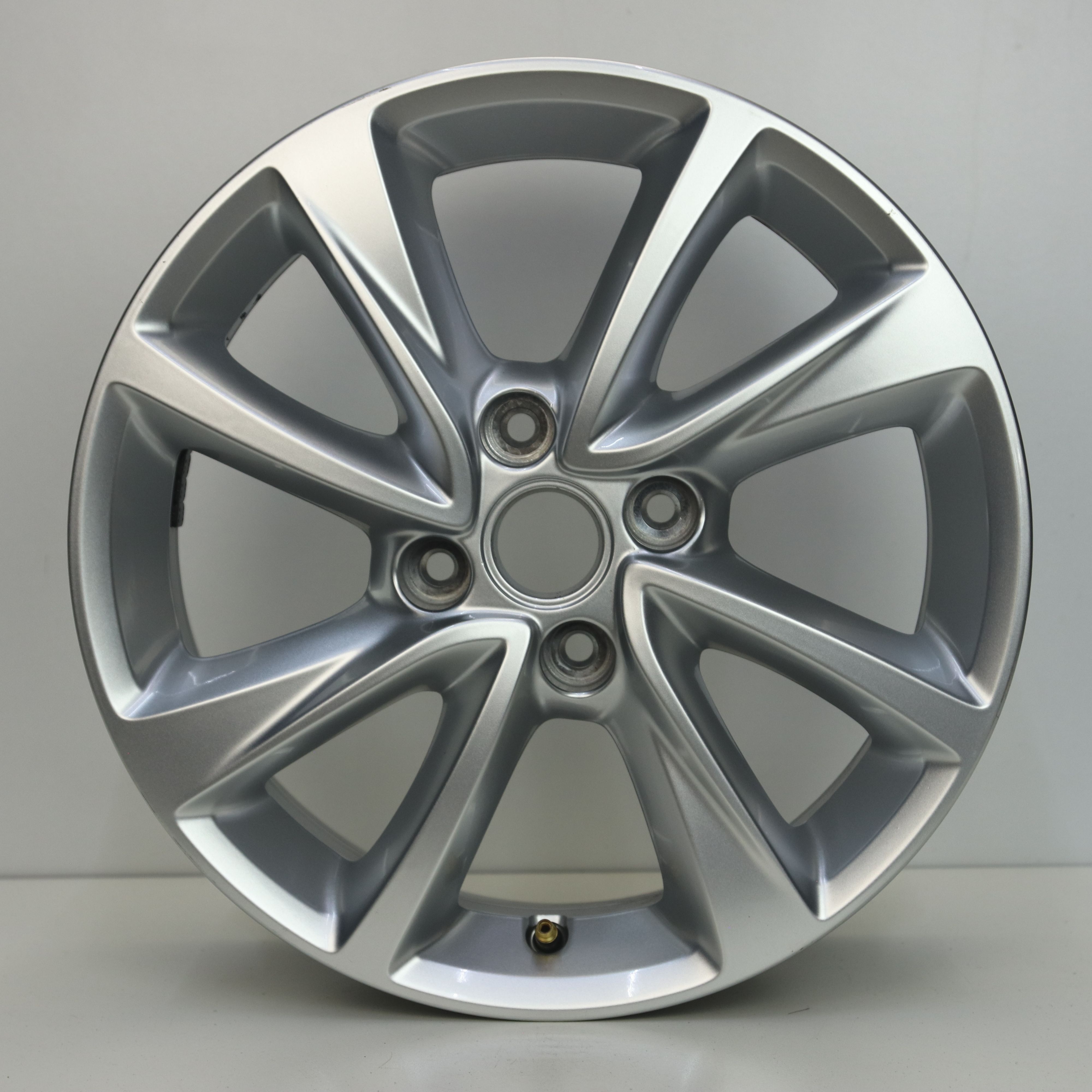 OS1007210 Originele 16 inch lichtmetalen Opel Corsa velgen 6.50X16 4X108 ET38.0 NB65.10 Zilver