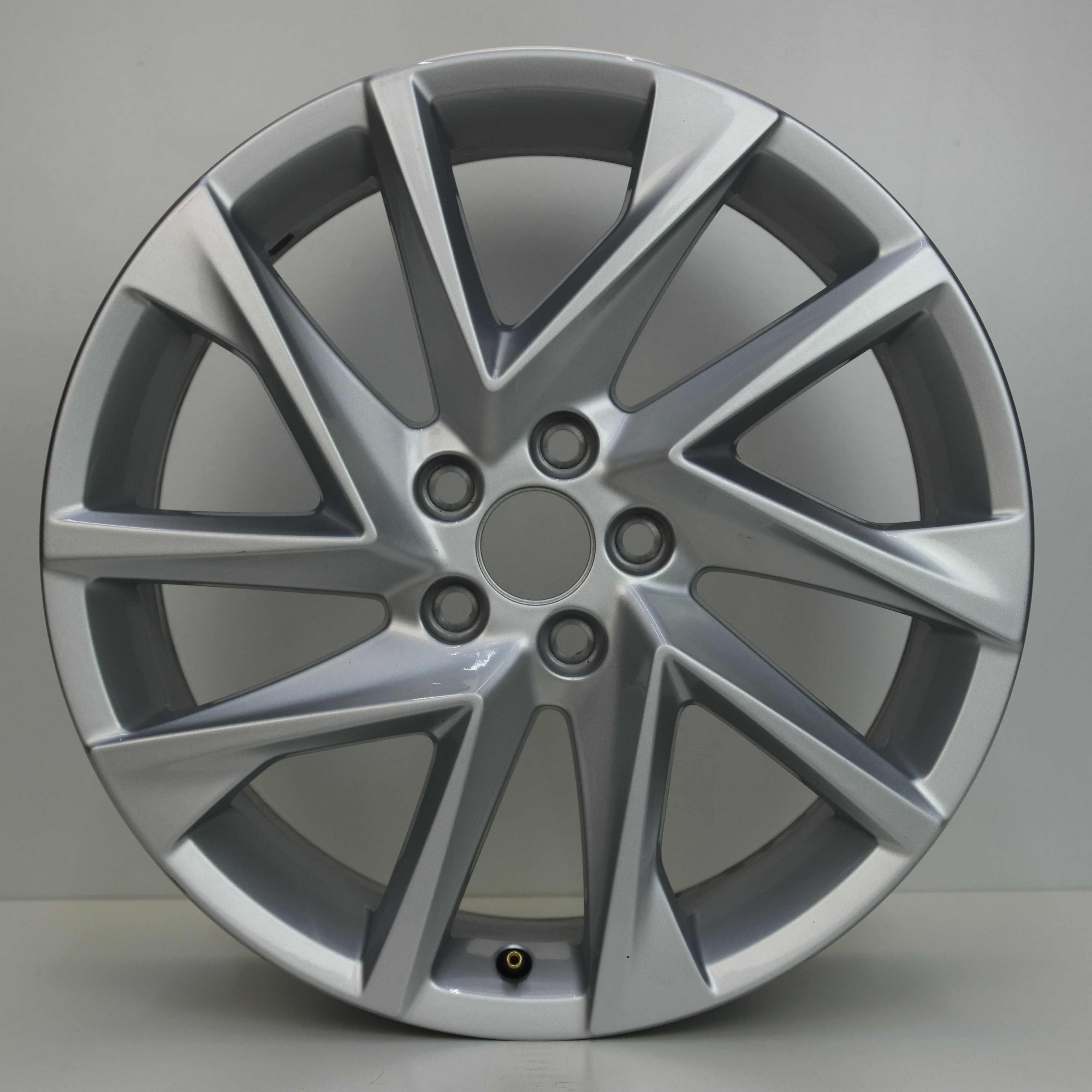 IN1002799 Originele 17 inch lichtmetalen Seat Ibiza velgen 7.00X17 5X100 ET51.0 NB57.10 Zilver