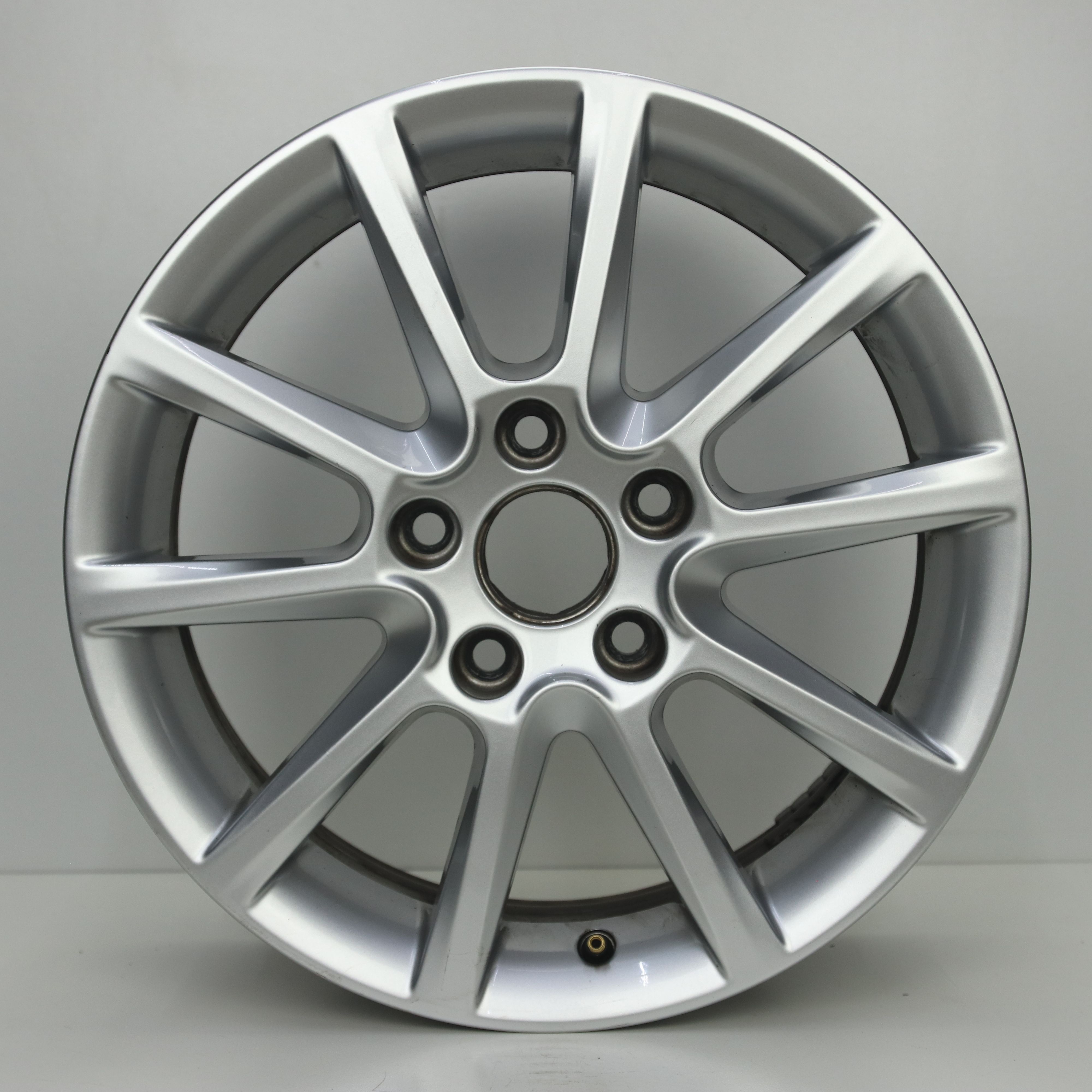 IN1003073 Originele 16 inch lichtmetalen Seat Leon velgen 6.50X16 5X112 ET50.0 NB57.10 Zilver