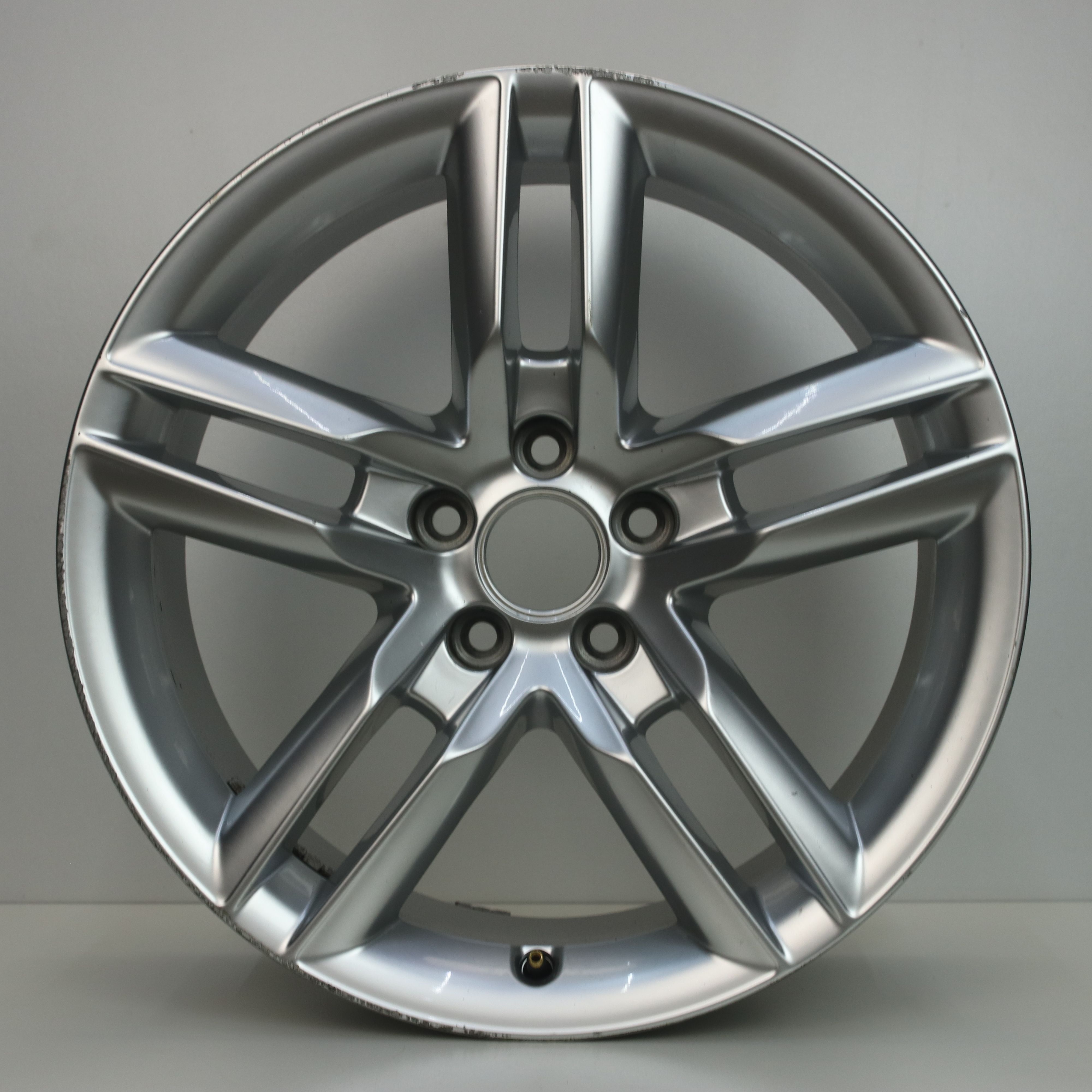 OS1007149 Originele 18 inch lichtmetalen Audi A5 velgen 8.50X18 5X112 ET29.0 NB66.60 Zilver
